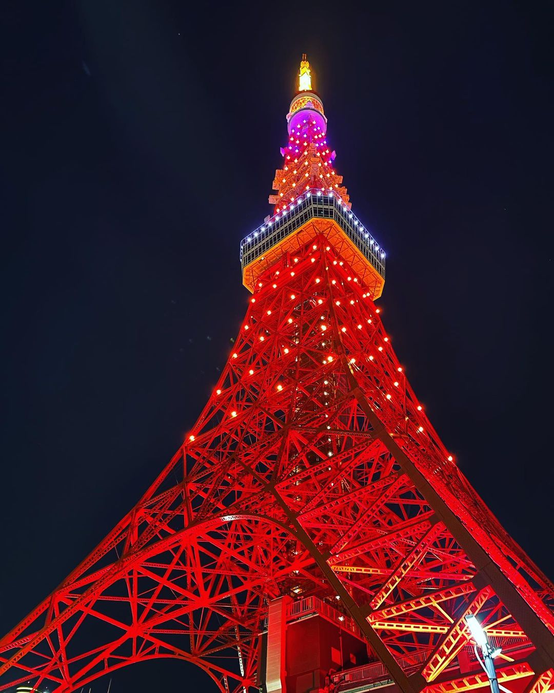 東京タワーさんのインスタグラム写真 - (東京タワーInstagram)「✨🎃Happy Halloween🎃✨！ 本日２２時まで“ハロウィンライトアップ”点灯中です🗼！  本日展望台にのぼり、合言葉「ハッピータワー」と言ってくれた方全員に、 東京タワーオフィシャルショップ限定の「東京タワーキャラメル」をプレゼントします！  お菓子のお渡し場所は、フットタウン１階の総合インフォメーション。 展望台のチケットを見せて、童心に帰り今年の合言葉「ハッピータワー」と唱えてくださいね！  東京タワーでお待ちしております🎃  #東京タワー #tokyotower #東京 #tokyo #ライトアップ #lightup #ハロウィン #halloween #halloween2020」10月31日 19時15分 - tokyotower_official