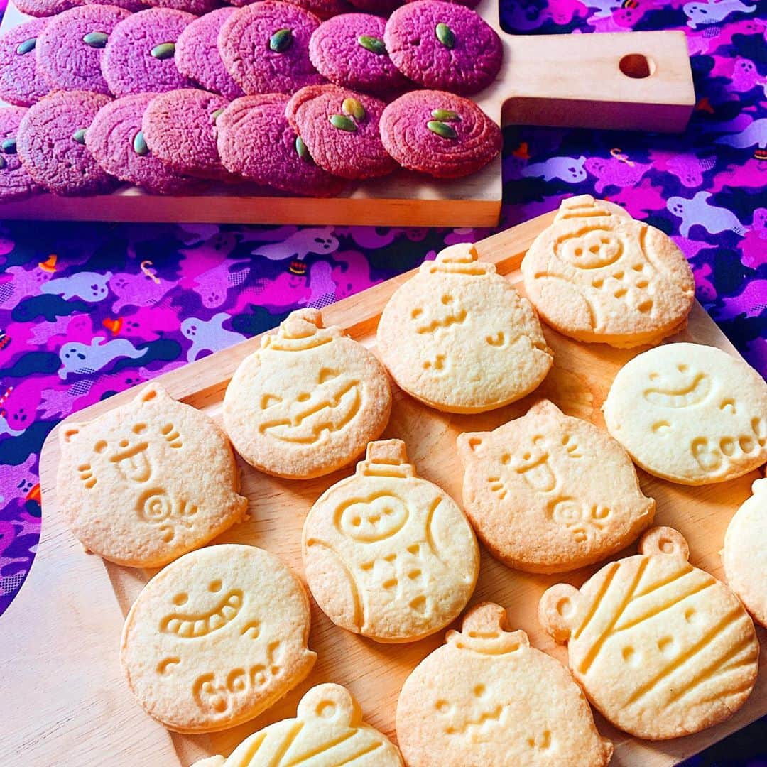 森崎友紀さんのインスタグラム写真 - (森崎友紀Instagram)「#森崎友紀#料理#cooking#手作り#おやつ#ハロウィン#可愛いクッキー型#ハロウィンクッキー#紫のクッキー#紅芋クッキー  今日はハロウィン。 可愛い型でハロウィンクッキーを焼きました。 子供達が喜ぶので、可愛いクッキー型がたくさん増えました。  紫のクッキーは、紅芋を練り込んでいます(^^) プレゼント用にハロウィン用の包装紙に包んでみたらとても可愛くなりました。」10月31日 19時17分 - morisakitchen
