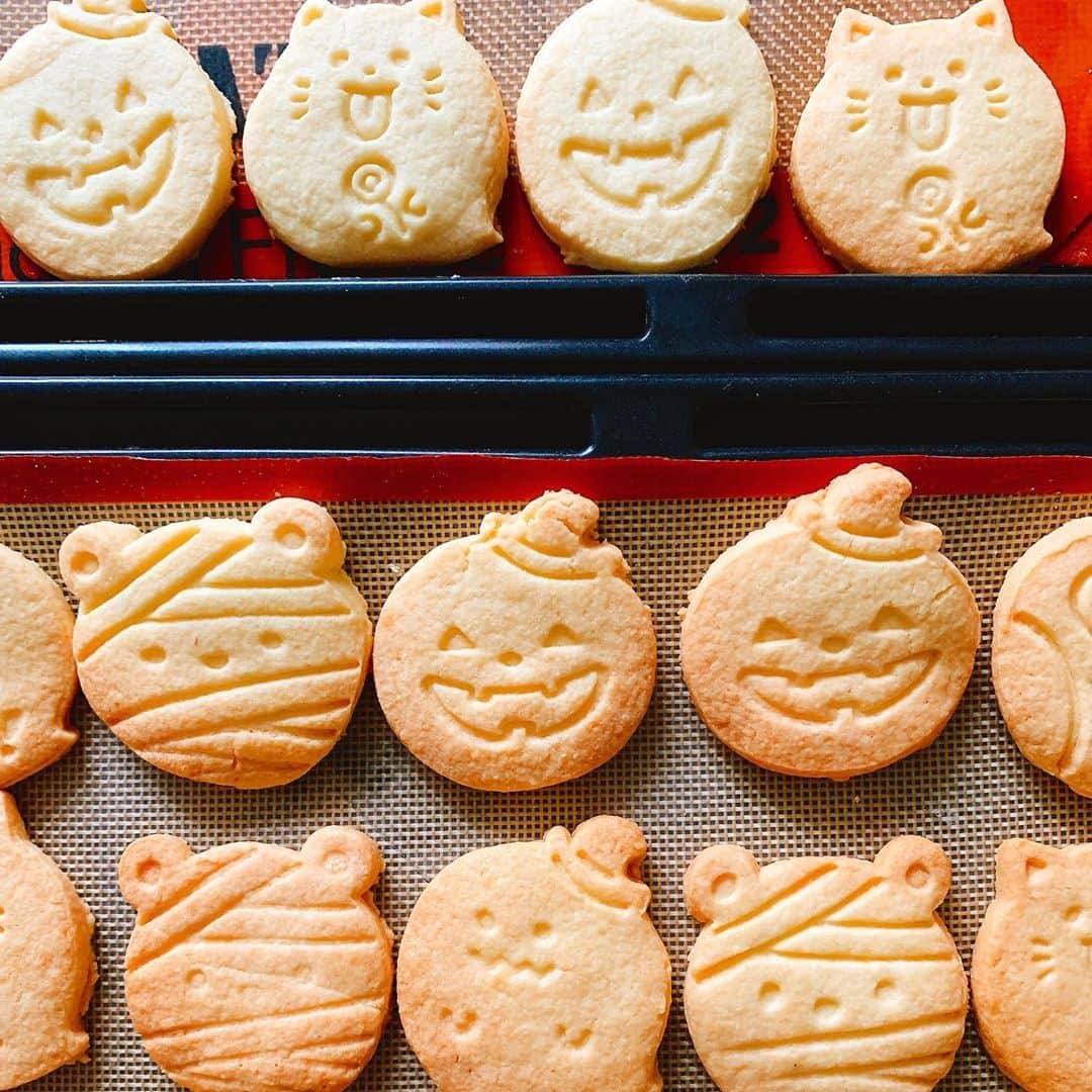 森崎友紀さんのインスタグラム写真 - (森崎友紀Instagram)「#森崎友紀#料理#cooking#手作り#おやつ#ハロウィン#可愛いクッキー型#ハロウィンクッキー#紫のクッキー#紅芋クッキー  今日はハロウィン。 可愛い型でハロウィンクッキーを焼きました。 子供達が喜ぶので、可愛いクッキー型がたくさん増えました。  紫のクッキーは、紅芋を練り込んでいます(^^) プレゼント用にハロウィン用の包装紙に包んでみたらとても可愛くなりました。」10月31日 19時17分 - morisakitchen