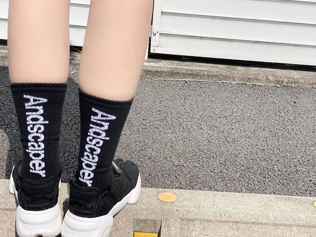 トリイクニコのインスタグラム：「涼しくなってきてやっと履けた靴下🧦  1枚目▶︎photo by @gurorina  2枚目▶︎photo by @kyonkyon621  きょーこはほんとポートレート好きだな〜w 3枚目▶︎足先足袋だから#アクアリフト にも履けるよ！ 4枚目▶︎ぐろりなカメラマンの撮影風景ww  #老舗足袋屋が作る足袋型ソックス #nodalsocks  #nodaljapan  #アクアリフトにも履ける靴下」