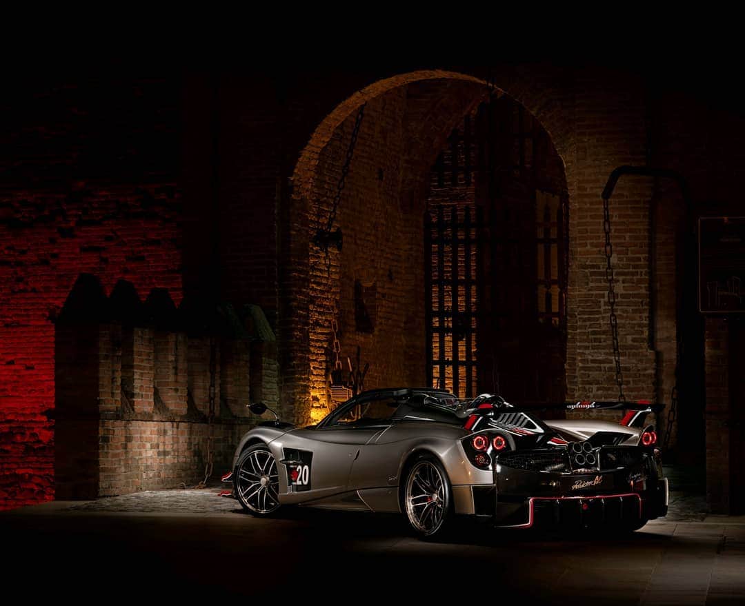 パガーニ・アウトモビリのインスタグラム：「🎃 Happy Halloween! 🎃⠀  #pagani #huayra #roadsterbc #halloween」