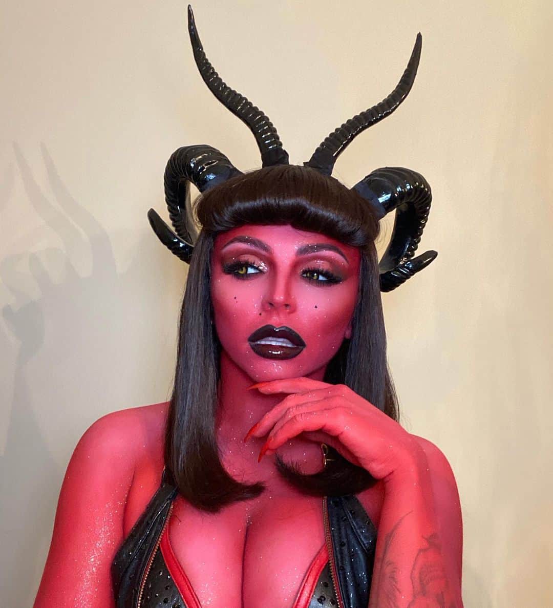 ジェシー・ネルソンのインスタグラム：「Happy Halloween 😈 makeup @heidinorthmakeup hair @chrissouthernldn」