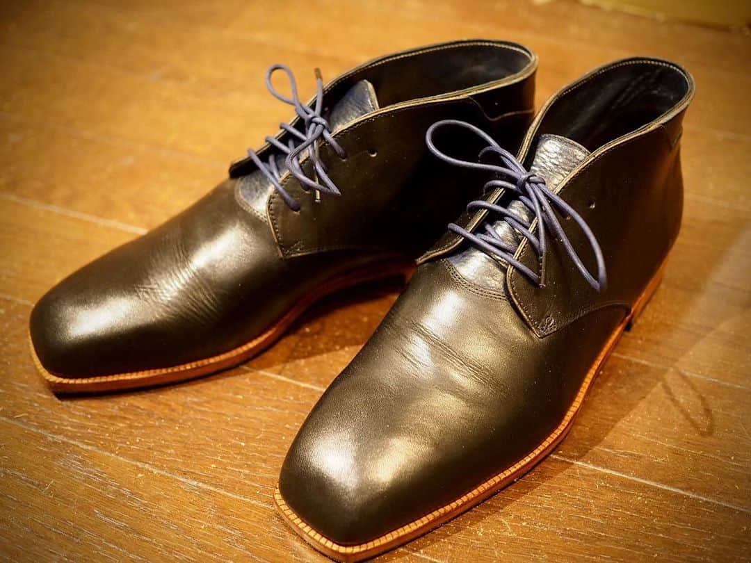花田優一のインスタグラム：「、 紳士用ショートブーツ  紺と黒で締める  #shoes #craftaman #craftsmanship #yuichihanada #花田優一 #終わってみせよう時が来れば」