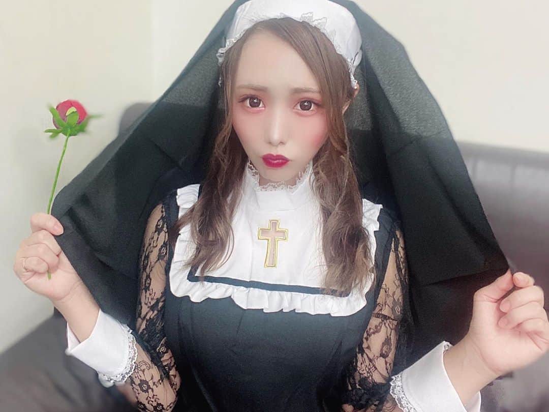 のインスタグラム：「はっぴーはろうぃん🎃 . 10月もありがとう♡♡♡ . .  #Halloween #cosplay #ハロウィン #ハロウィーン #コスプレ #ライブ #仮装 #シスター #sister #シスターコスプレ #ハロウィンコスプレ #ハロウィンメイク #前髪分け #レース #教会 #instagood #likeforlikes #followme」