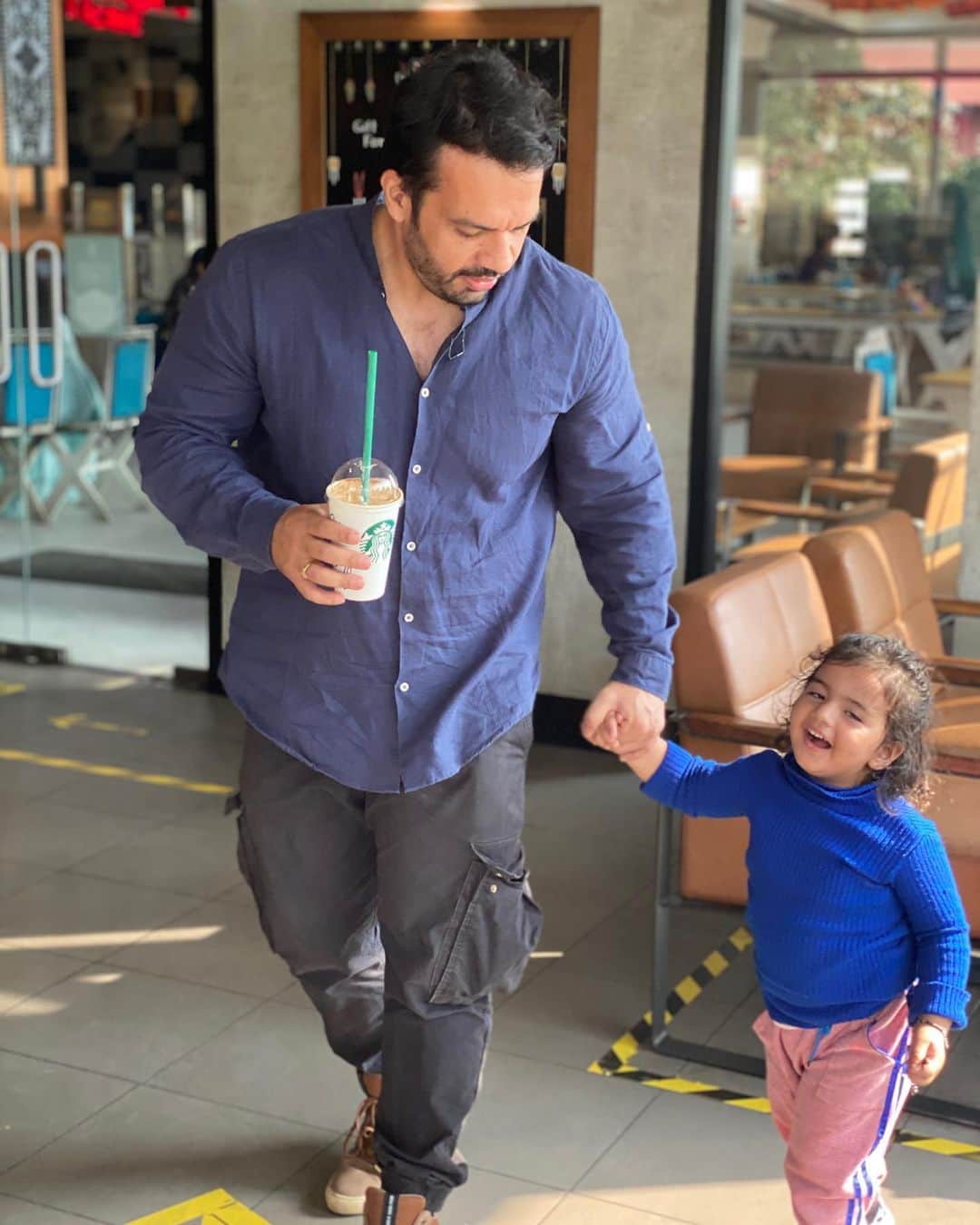 Gaurav Tanejaのインスタグラム：「Papa and Rashi ...」