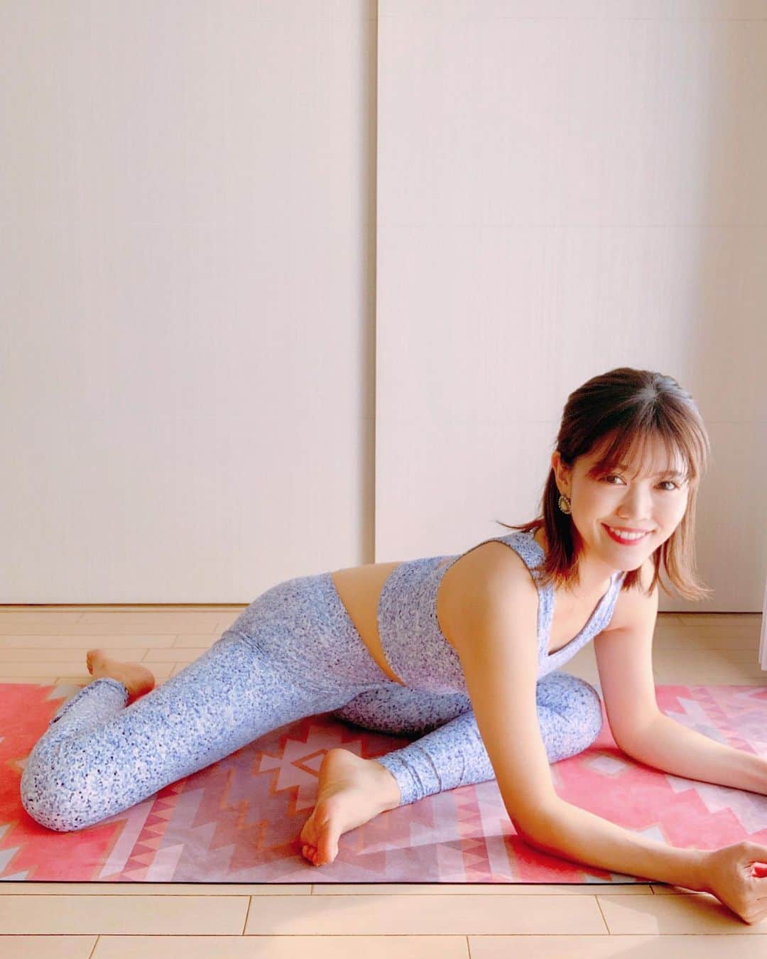 上坂由莉のインスタグラム：「﻿ ﻿ \ \ 満月🌕ハッピーハロウィン👻🎃 / /﻿ ﻿ ﻿ 今日は珍しく満月とハロウィンが重なりましたね🍫🌕﻿ 満月の日は沢山の物を吸収しやすく浮腫んだり﻿ 心身が重たい感じがするかもしれないですね🌀﻿ ﻿ ﻿ 今日の朝ヨガは腰回りをほぐす物を多く行いました🧘‍♀️﻿ こちらのポーズも腰やお尻が伸びて﻿ 腰痛予防や改善にとってもオススメです💓﻿ ﻿ ﻿ 心や身体、固まってる所をゆるめて﻿ 今日の満月は楽しい気持ちを沢山吸収してくださいね🍭🌕﻿ 導き方の動画もまたアップします😸﻿ ﻿ ﻿ ストーリーでも質問もあった﻿ 今日可愛いって褒められたヨガウェアは﻿ @julesandrae のものですよ😘﻿ ミントのパーカーも可愛いからGETしたいな💚﻿ ﻿ ﻿ #yoga #yogainstructor #yogawear #halloween #fullmoon﻿ #ヨガ #ヨガインストラクター #ヨガポーズ #満月 #ハロウィン﻿」