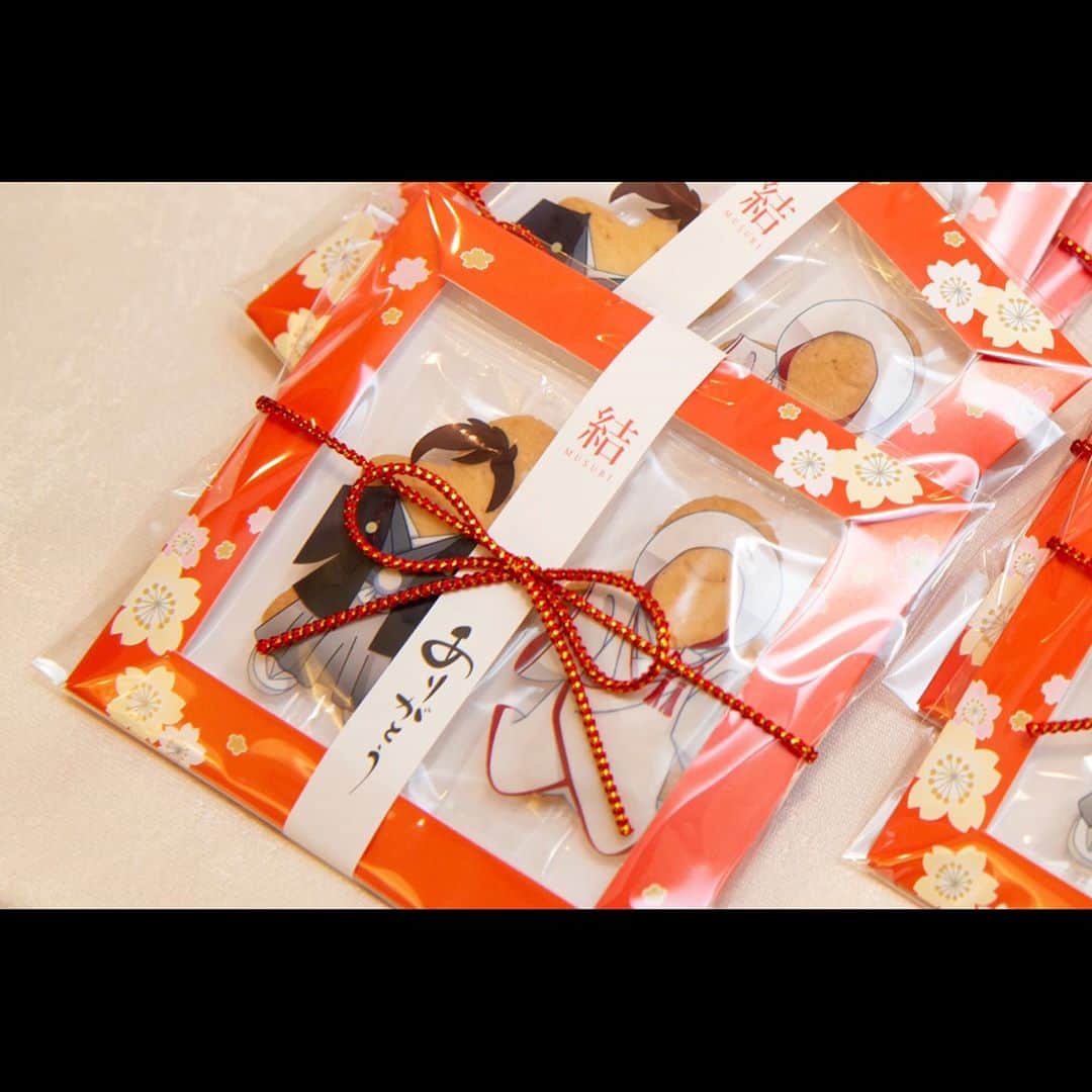 のインスタグラム：「ゲストへの感謝を込めてありがとうクッキーをお見送りの際にプレゼント🎁 .｡.:*・ﾟ＋.｡.:*・ﾟ＋.｡.:*・ﾟ＋.｡.:*・ﾟ＋.｡.:*・ﾟ＋.｡.:*・ﾟ＋  是非、【#ロイヤルホールヨコハマ 】のタグを付けて投稿してください♪ * 公式instagramで紹介させて頂くことも…❤︎ * * このアカウントでは実際にロイヤルホールヨコハマで結婚式を挙げたお客様の実例を中心に投稿しています💐 * * その他、フェア情報なども随時シェアをしています💍 質問などありましたら、お気軽にお電話📞・DM📩お待ちしています🤵🏻👰🏻 * * #セントパトリックチャーチ #大聖堂 #教会 #横浜 #みなとみらい #結婚式場 #プレ花嫁 #横浜式場 #卒花レポ #結婚式レポ #式場探し #入籍 #プロポーズ #ステンドグラス #大聖堂挙式 #大聖堂ウエディング  #結婚しました #式場見学 #ウエディングドレス #2021秋婚 #2021夏婚」