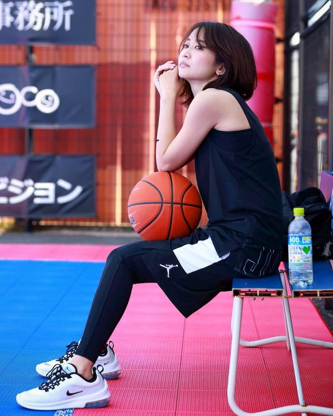山吹香織さんのインスタグラム写真 - (山吹香織Instagram)「I🏀basketball ・ ・ ・ と言うことで…‼️ 山吹スリーポイントチャレンジ🏀リベンジマッチしてきました🤘🏾👧🏾🔥 ・ ・ ・ 寒いと思って着込んで行ったら、トレーナーからTシャツ…最後は暑くてタンクになってた🤣爆 ・ ・ ・ 今回はギリギリできてる？？笑 レイアップ動画をアップします⛹🏾‍♀️ 足を右左右確認してたのは㊙️🤭爆 ・ ・ ・ 2枚目は疲れすぎて素🤣爆 ・ ・ ・ 明日スリーポイントの動画アップしますが…温かい目でご覧下さい🙏🏾🤣🏀 ・ ・ ・ ・ #山吹スポーツシリーズ #バスケ #basketball  #nike #ナイキ女子 #スポーツ女子  #スラムダンク  #バスケットボール #バスケ女子  #バスケ部 でしたって言いたい笑 #服装だけは一丁前  #全身NIKE  #見た目とのギャップ 🤦🏾‍♀️ #レイアップ　足を確認🤣爆 #スリーポイント チャレンジ🏀 #山吹スリーポイントへの道⛹🏾‍♀️ #温かい目で見てください 🙏🏾😂」10月31日 19時32分 - kaori_yamabuki