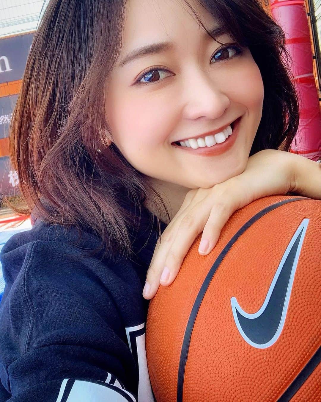 山吹香織さんのインスタグラム写真 - (山吹香織Instagram)「I🏀basketball ・ ・ ・ と言うことで…‼️ 山吹スリーポイントチャレンジ🏀リベンジマッチしてきました🤘🏾👧🏾🔥 ・ ・ ・ 寒いと思って着込んで行ったら、トレーナーからTシャツ…最後は暑くてタンクになってた🤣爆 ・ ・ ・ 今回はギリギリできてる？？笑 レイアップ動画をアップします⛹🏾‍♀️ 足を右左右確認してたのは㊙️🤭爆 ・ ・ ・ 2枚目は疲れすぎて素🤣爆 ・ ・ ・ 明日スリーポイントの動画アップしますが…温かい目でご覧下さい🙏🏾🤣🏀 ・ ・ ・ ・ #山吹スポーツシリーズ #バスケ #basketball  #nike #ナイキ女子 #スポーツ女子  #スラムダンク  #バスケットボール #バスケ女子  #バスケ部 でしたって言いたい笑 #服装だけは一丁前  #全身NIKE  #見た目とのギャップ 🤦🏾‍♀️ #レイアップ　足を確認🤣爆 #スリーポイント チャレンジ🏀 #山吹スリーポイントへの道⛹🏾‍♀️ #温かい目で見てください 🙏🏾😂」10月31日 19時32分 - kaori_yamabuki