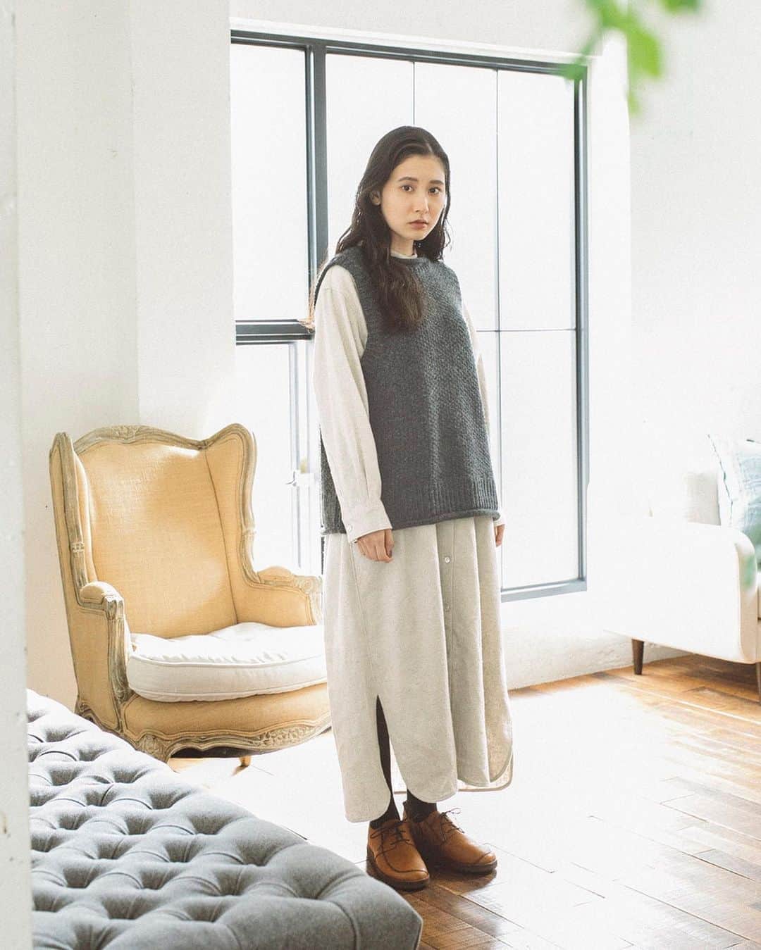 ナチュランさんのインスタグラム写真 - (ナチュランInstagram)「秋冬コーデに迷ったら…やっぱり頼れるワンピース♪﻿ ﻿ 一枚でコーデが完成する手軽さや、合わせるアイテム次第でさまざまな着こなしを楽しむことができるワンピースは、ナチュランでもダントツで人気ナンバーワンのアイテム。﻿ 今回はバイヤーがおすすめしたいとっておきのワンピースを、コーディネートのアクセントになるバッグや靴と一緒にご紹介いたします。﻿ ﻿ ﻿ -----------﻿ ■度甘メランジ裏毛 ななめ切替ワンピース[ETR-2A47-0745-A]﻿ 時間のない朝や、コーディネートに迷ってしまった時に、一枚で着こなしが完成するドットやチェックのロングワンピース。﻿ 総柄のアイテムも、大人の女性も取り入れやすいワントーンのデザインをチョイスするのがおすすめです。﻿ ﻿ ﻿ -----------﻿ ■チェックモックネックワンピース[MAA-2A47-0593-B]﻿ シンプルなデザインですっきりと着られるモックネックのワンピースです。﻿ ほどよい着丈なのでパンツやレギンスなどをレイヤードした着こなしもおすすすめ。﻿ ﻿ ﻿ -----------﻿ ■ハイネック衿カットソーワンピース[MNG-2A47-1241-C]﻿ a.Mとナチュランがコラボして作った、やわらかく、ほどよい厚みでシワになりにくいので、旅行など長い時間座りっぱなしのときにも着やすいアイテム。﻿ 118cmとマキシ丈でカジュアルになりすぎず、適度な厚みで透け感も気にならないので、大人の女性にも一枚でさらりと安心して着ていただける一着です。﻿ ﻿ ﻿ -----------﻿ ■クレンゼブロードシャツワンピース[ICH-2A47-0848-A]﻿ コンパクトなつくりのシャツワンピースは、レイヤードスタイルもすっきり。﻿ 1枚着しやすい116㎝の長めの着丈で、カラータイツや柄ソックスで足元に遊びを取り入れたスタイリングも楽しんでいただけます。﻿ ﻿ ﻿ -----------﻿ ■チェックワンピース[DCC-2A47-0439-A]﻿ 豊富なサイズ展開が人気の「D*g*y」のワンピースは、横からのきれいな広がりも女性らしく見せてくれます。﻿ 着用しているMサイズは115cmの着丈。一番大きな３Lは118cmなので、着丈にさほど差はありません。﻿ ﻿ ﻿ -----------﻿ ■フレンチリネン日本製品染裾切替フレアワンピース[FOR-2A46-0455-A]﻿ 顔回りにほんのり華やかさを添えてくれる襟にあしらわれた小ぶりのフリルが印象的な「SUN VALLEY」のワンピース。﻿ 身幅と袖周りにボリュームがあるつくりで、心地よくゆったりと着ていただけます。﻿ ﻿ ﻿ -----------﻿ ■切り替えティアードワンピース[AUG-2A47-1039-E]﻿ もっちりとしたやわらかなカットソー素材で仕立てた「AUG」のワンピースは、スカート部分をタイプライター生地で切り替え、きれいな立体感を表現した後ろのシルエットがフェミニンなデザイン。﻿ ﻿ ﻿ ﻿ ------------------------------﻿ ▶️お買いものは写真内のタグをタップしてくださいね。またはプロフィールからもナチュランへリンクしています。→@natulan_official﻿ ﻿ ▶️写真内のタグは、販売中でも消えている場合がございます。ぜひ、ナチュランの検索窓から、注文番号又は商品名を、検索してみてくださいね。﻿ ﻿ ▶️プロフィール画面では、季節のおすすめ商品や、再入荷情報をご紹介しています。ぜひ、ご覧くださいませ。→@natulan_official﻿ ﻿ ----------- #lifewear #fashion #今日のコーデ #コーディネート #ファッション #ナチュラル #ナチュラン #natulan #日々の暮らし #暮らしを楽しむ #シンプルライフ #シンプルコーデ #大人女子 #大人コーデ #ナチュラルコーデ #ワンピース #ワンピースコーデ #SUNVALLEY #サンバレー #corail #コライユ #HEAVENLY #ヘブンリー #40代ファッション #50代ファッション #AUG #オーグ #natulan_official」10月31日 19時32分 - natulan_official