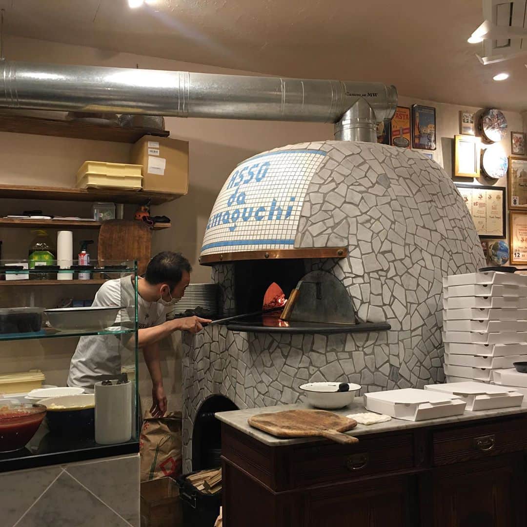 宮田麺児のインスタグラム：「窯の様子を見に来た。 ついでにピッツァ  #ピッツァ #窯 #ステファノフェッラーラ#マルゲリータ#水牛のモッツァレラ#中崎町#ヤマグチ#しらす」