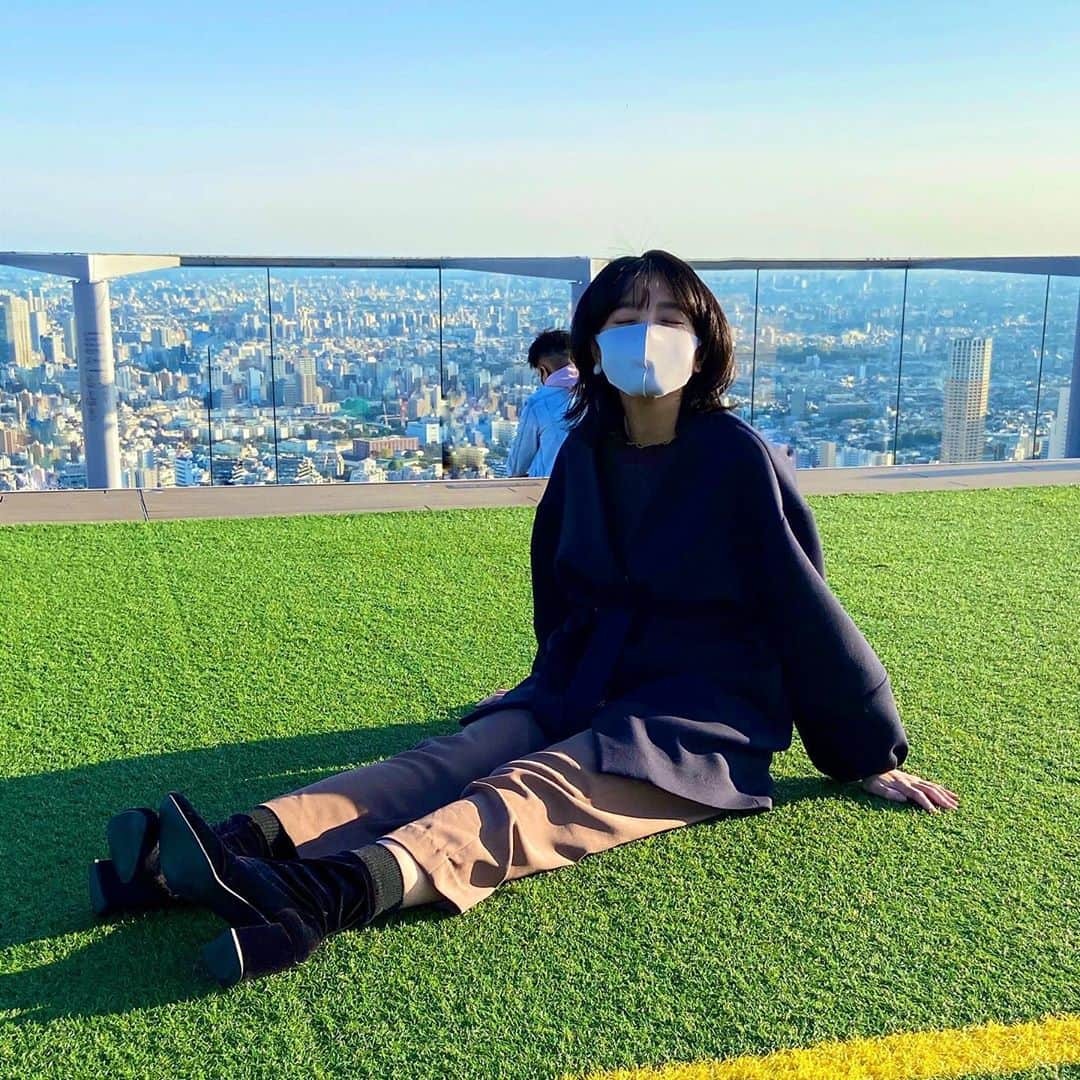 日笠麗奈のインスタグラム：「初SHIBUYA SKY 彩度バキバキ空間で気持ちよかった〜 ・ みんなが映えさせてる角のとこ（説明下手すぎ）でも撮影したけど、人が多く恥ずかしさが勝ってしまい盛れず」