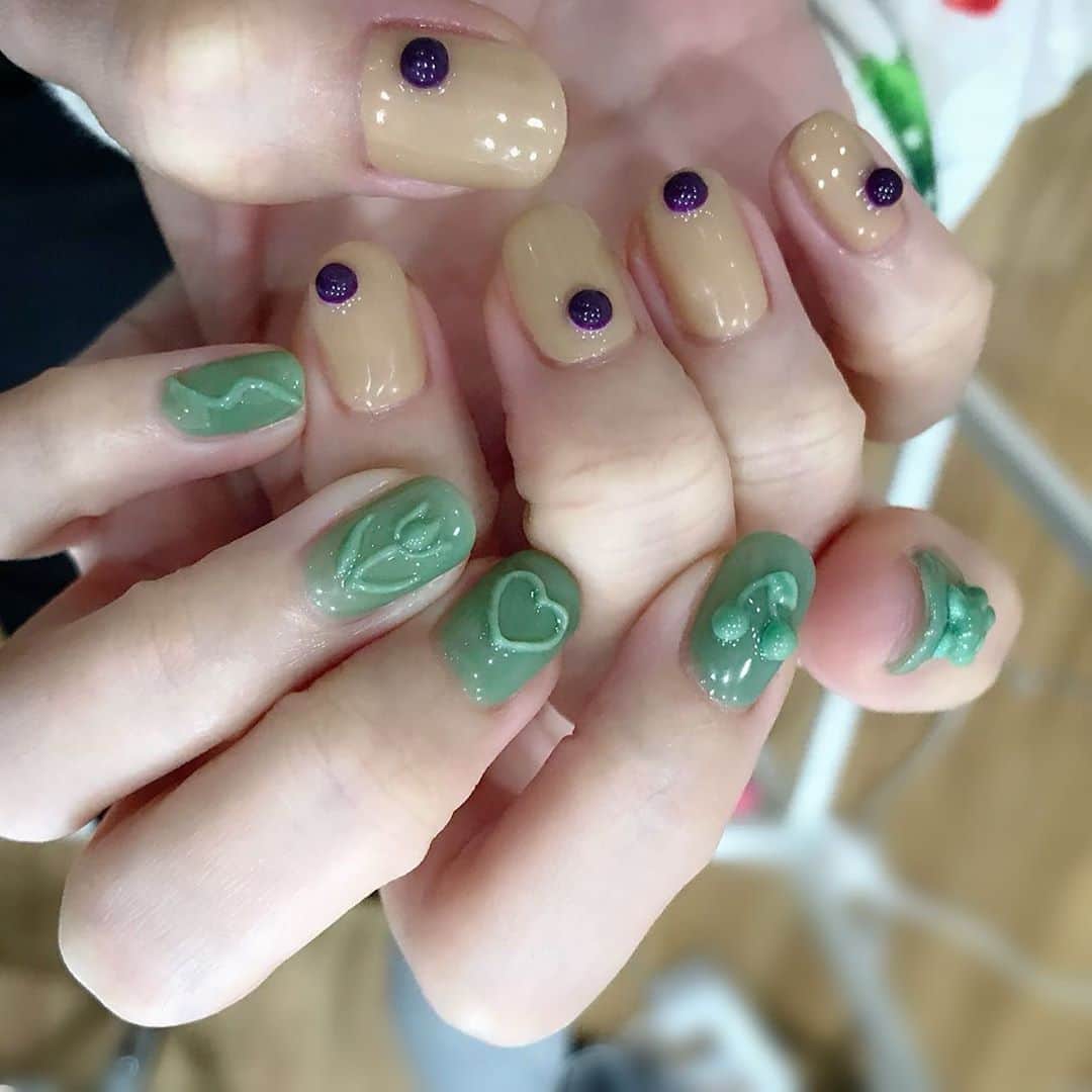 なかやまちえこさんのインスタグラム写真 - (なかやまちえこInstagram)「同色ネイルとタピオカみたいなネイル💅⠀ ⠀ #nail #nails #nailart #ネイル #美甲 #ネイルアート  #japanesenailart #manucure #japanesenails #manicurist #gelnails #أظافر #네일아트 #미용 #アシメネイル  @__eeooochasanji__」10月31日 19時44分 - chiekonakayama