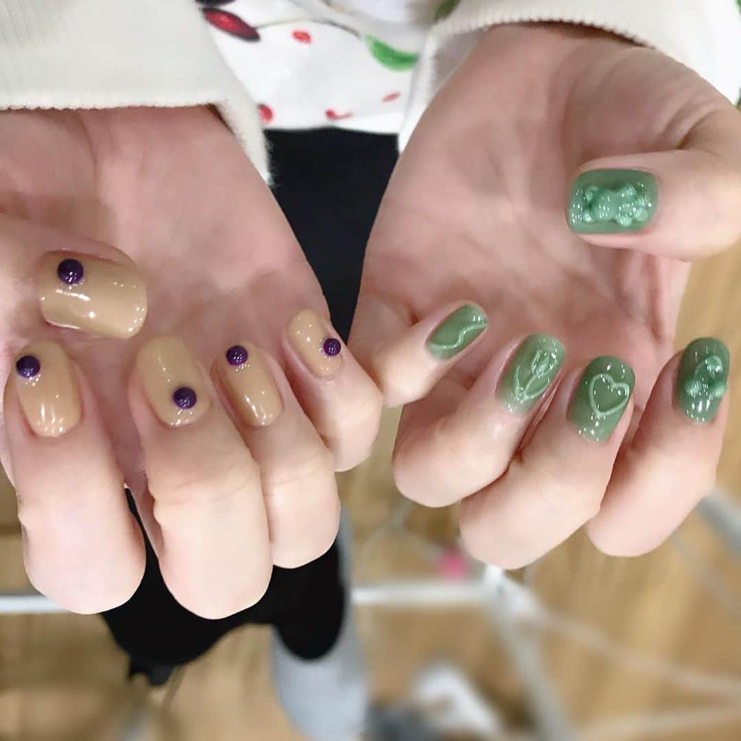 なかやまちえこのインスタグラム：「同色ネイルとタピオカみたいなネイル💅⠀ ⠀ #nail #nails #nailart #ネイル #美甲 #ネイルアート  #japanesenailart #manucure #japanesenails #manicurist #gelnails #أظافر #네일아트 #미용 #アシメネイル  @__eeooochasanji__」