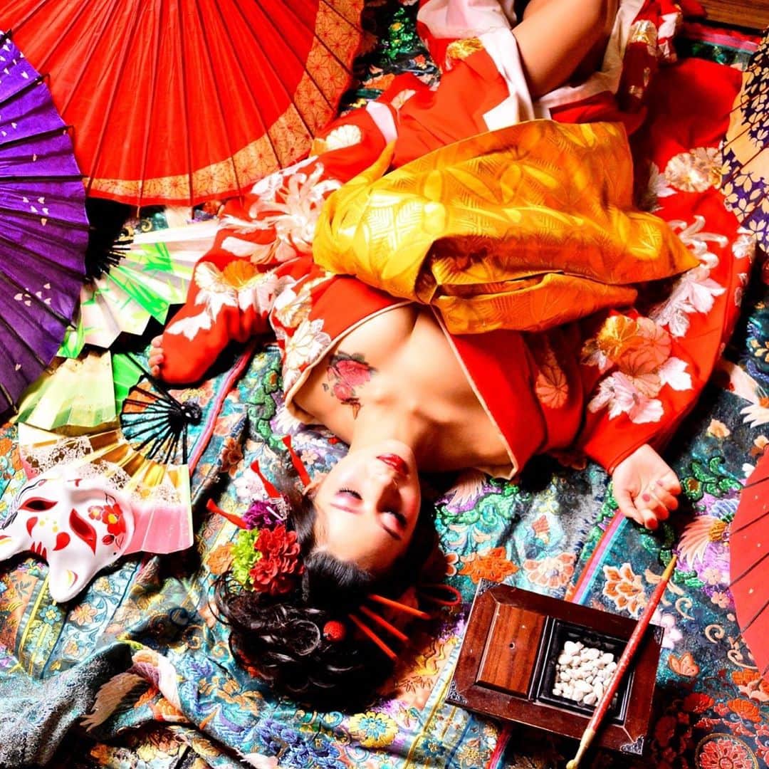 舞城モアサさんのインスタグラム写真 - (舞城モアサInstagram)「. . HAPPY HALLOWEEN 🎃⭐︎ 今年は妊婦なので仮装しない為 夏前にえりもあで行った京都での 花魁の写真あげとく〜！😏💙 . 2人のツーショットは えりもあのインスタにあげようかな🤍☺️ . 楽しすぎた京都旅 最近全然会えてないけどまた行こうね🥳🤍 . #花魁　#京都 #ハロウィン #コスプレ #妊婦 #お菓子くれ #最近お菓子食べ過ぎて　　#太り気味」10月31日 19時45分 - maishiro_moasa