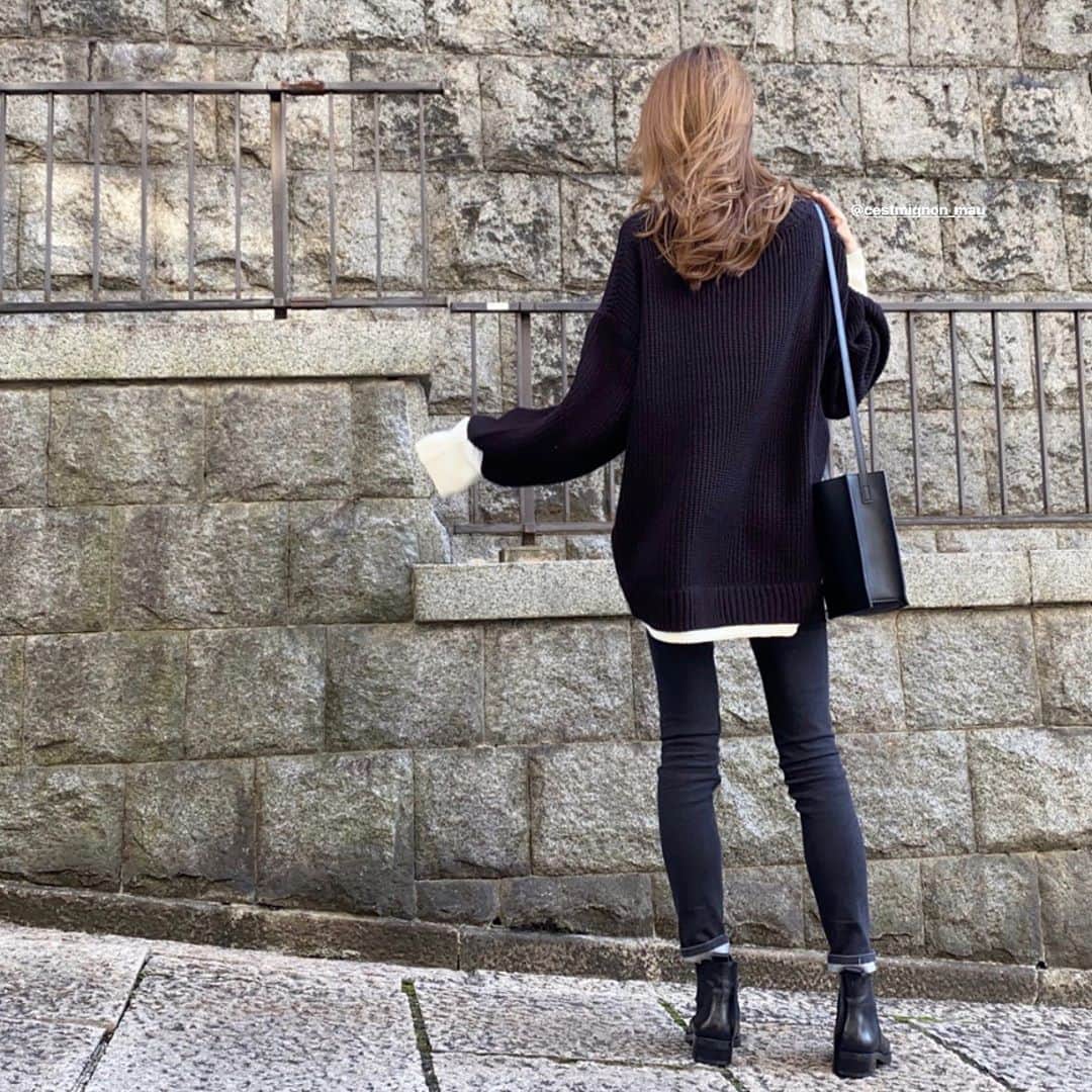 Ces't Mignonさんのインスタグラム写真 - (Ces't MignonInstagram)「・ 襟と裾の配色がレイヤード風で可愛い ざっくり編みのニット🥰🥰 ・ ゆるシルエットにぽわん袖デザインで 1枚でもコーデが決まるアイテム👌💓 ・ ブラックコーデも重たくならなくて良き🥳 ・ ・  tops▶︎ @classicalelf_official denim▶︎pierrot bag▶︎ lattice shoes▶︎ZARA ・ ・ #クラシカルエルフ#classicalelf#エルフコーデ#ニット#クルーネック#ローゲージニット#pr#お洒落さんと繋がりたい#コーデ記録#シンプルコーデ#大人コーデ#大人カジュアル#プチプラコーデ#今日のコーデ#着回しコーデ#デニムコーデ#スキニーデニム#サイドゴア#ショートブーツ#カジュアルコーデ#リラックスコーデ#パンツコーデ#ワイドパンツ#ゆるコーデ#ブラックコーデ#モノトーンコーデ#楽ちんコーデ」10月31日 19時45分 - cestmignon_mau