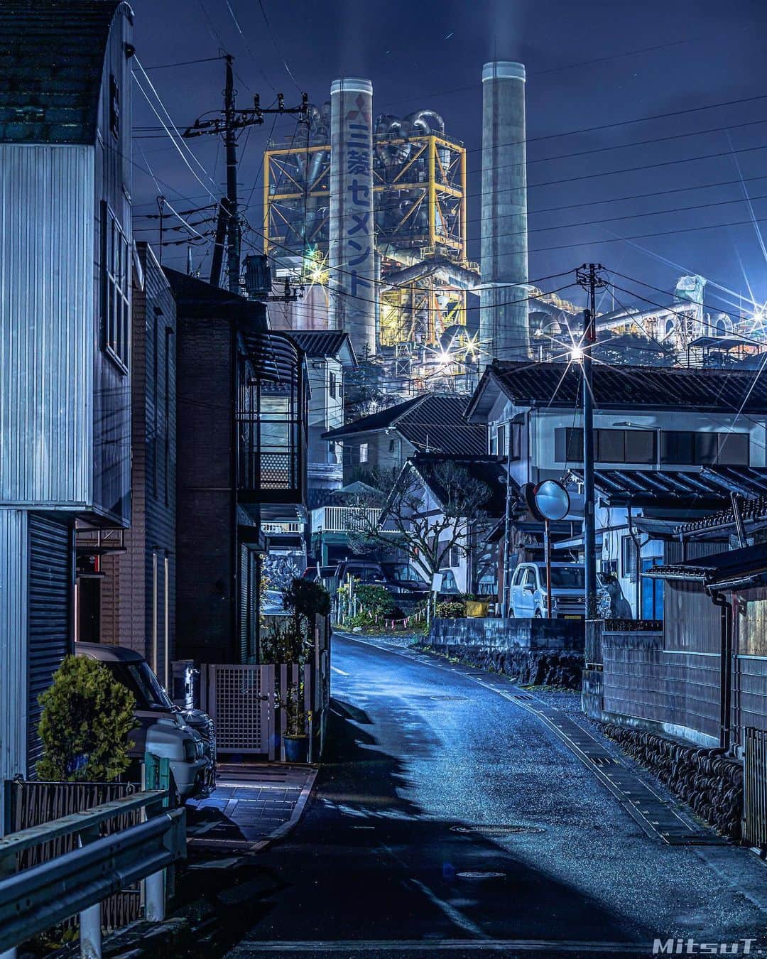 Mitsuのインスタグラム：「Location : 🇯🇵Saitama  当日ギリギリで決めた秩父行き。 雲海発生率76%の予報が当たると信じて 2時間を切る勢いで登った 武甲山の初登山は山頂で強風に耐えるだけの 苦い思い出となりました😇 前回の心残りはわりと解消出来たので 雲海はまた次の楽しみに取っておきます😂 . #秩父市 #japan #三菱マテリアル横瀬工場」