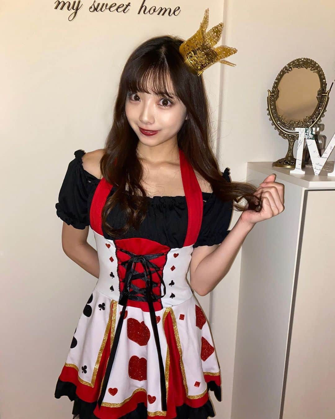 山下みちるさんのインスタグラム写真 - (山下みちるInstagram)「・ HAPPY HALLOWEEN😈♥️  YouTubeのハロウィン企画で着たアリスに出てくるハートの女王です🌹  ついに、今日でWEB投票が最後になりました❣️ 最後に、プロフィール欄にあるURLから 皆さんの貴重な１票をいただけるとすごく嬉しいです😳🙏🏼♥️   そしてこの後、２２：００～  ミクチャにて配信をしようと思います💪🏻✨ お時間ある方はぜひ遊びに来てください🥰  〇Twitterでの固定ツイートのリツイート 〇mystaでの応援は ⚡️本日の２３：５９までです⚡️ 応援よろしくお願いします🙇🏼‍♀️💓 ・ #明学ミスコン2020 #ミスコン #ミスコン2020 #明治学院大学 #みちるにポチる #ハロウィン #ハロウィンコスプレ #happyhalloween #halloween #コスプレ #ハートの女王 #アリス #シースルーバング #😈」10月31日 19時46分 - hello_chiruchiru