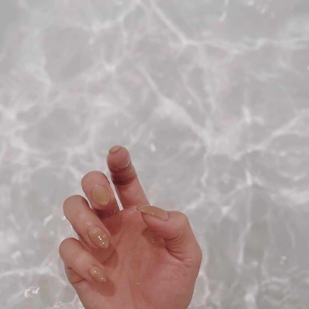 宮本沙恵のインスタグラム：「ネイルはここ2年セルフジェルでした！ . 前撮りがあるから久しぶりにサロンに行ったけど、変わらず至ってシンプルに🕊フットもお揃い🚿 . そして初めてのまつ毛パーマもしてきたのだ✨ お次は美容室だ〜 #nail#ネイル#ブライダルネイル#ベージュグラデーション#ブライダルネイル」