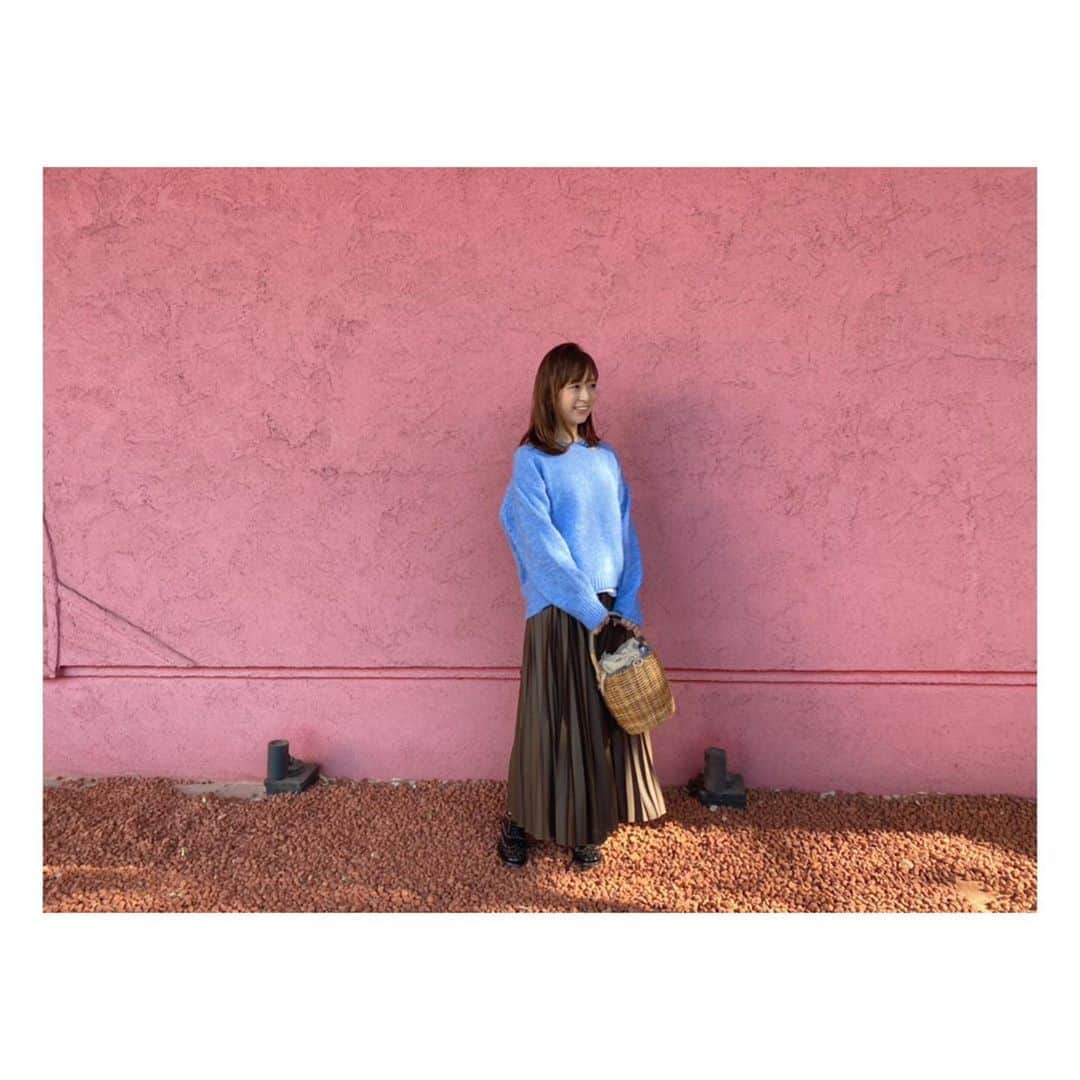 伊藤舞さんのインスタグラム写真 - (伊藤舞Instagram)「💙 水色×ブラウン。 . 基本的に色ものは苦手だけど、 この組み合わせは着やすくてお気に入りです。 . . #たまには私服 #ootd  #ニットコーデ」10月31日 19時56分 - maiito_fbs