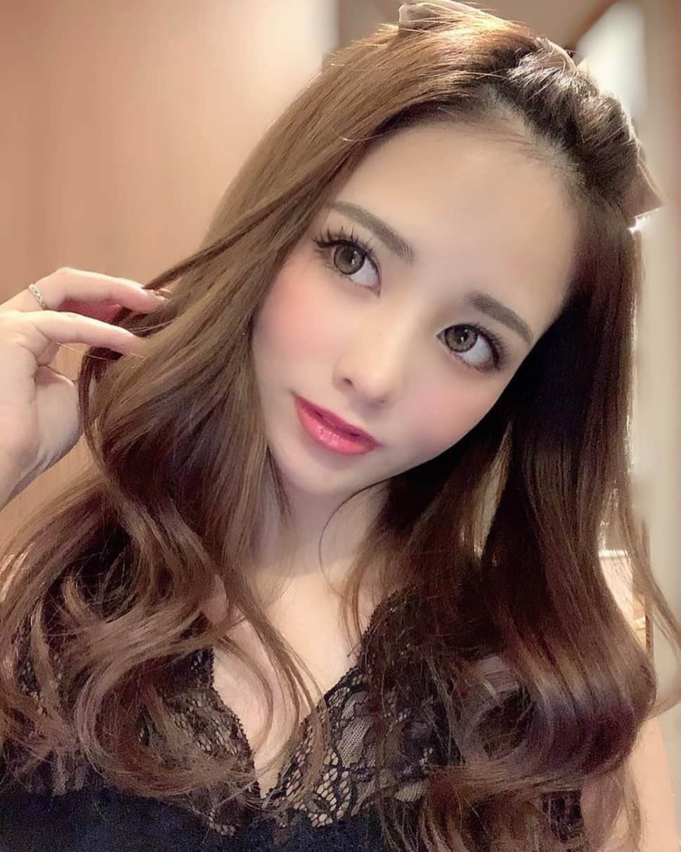 姫奈のインスタグラム：「. . 秋冬だし、久しぶりにピンクチーク🥳💖 . アイシャドウ薄めでまつげ濃い目で チークとリップも濃い目が好きなんやけど 引き算メイクそろそろ覚えた方がいんかな🥺 . 旦那氏が出張先でクリスマスコフレ 買ってきてくれたし届くの楽しみ🎅♡ . . #make #makeup #cosmetics」