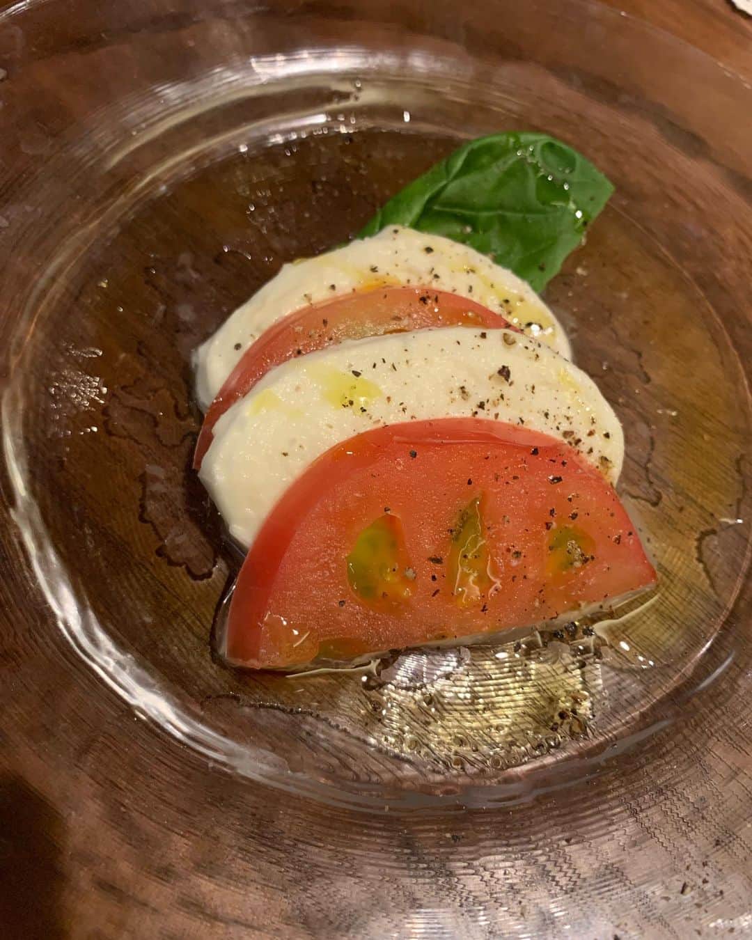 杉山佳那恵さんのインスタグラム写真 - (杉山佳那恵Instagram)「昨日は @saki_411  @riri.ribon とごはーーーん😋💕🥂  @dinigbar.erdeで シェフのスペシャルコースを いただきましたー💗 めちゃくちゃ美味しいし イタリアン大好きっ😍 特にパスタがクリーミーで最高！ チーズかけ放題とか嬉しすぎ🧀  めっちゃ語って楽しいごはん会だった💕 話すこと多すぎて忙しかったね！笑  昨日は久しぶり朝まで遊んでもぉた🤪  #イタリアンエルデ#新宿イタリアン#新宿カフェ#新宿ディナー#オムスパ#シェフ指名制#モンテネグロワイン#お忍びデート#高級イタリアン#西新宿#PR#トリドリベース」10月31日 19時54分 - kanaxxy_0421