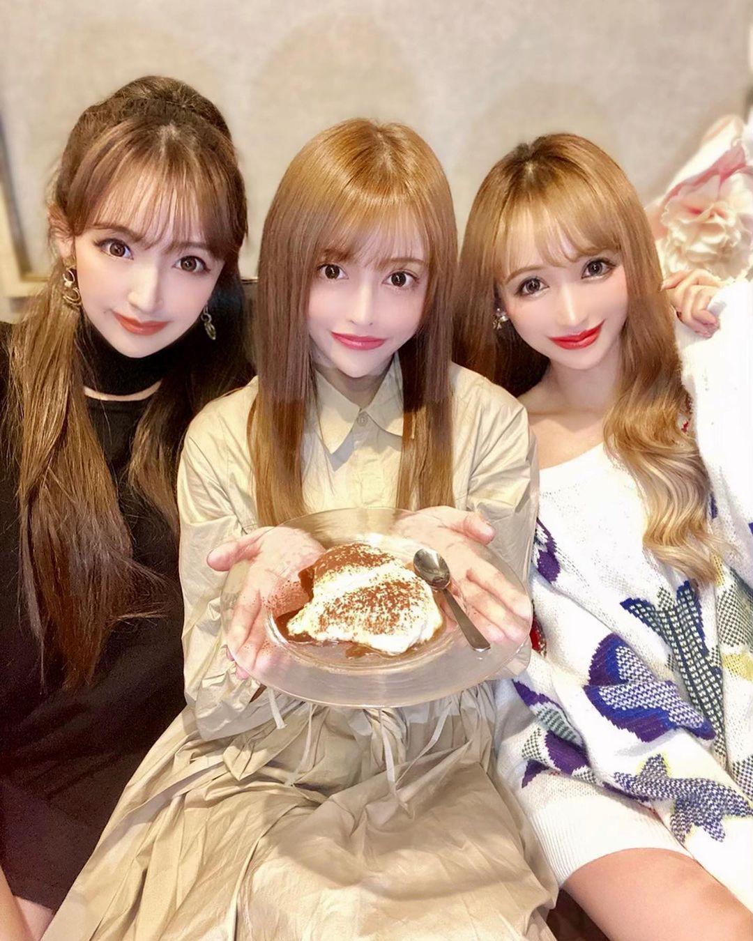 杉山佳那恵さんのインスタグラム写真 - (杉山佳那恵Instagram)「昨日は @saki_411  @riri.ribon とごはーーーん😋💕🥂  @dinigbar.erdeで シェフのスペシャルコースを いただきましたー💗 めちゃくちゃ美味しいし イタリアン大好きっ😍 特にパスタがクリーミーで最高！ チーズかけ放題とか嬉しすぎ🧀  めっちゃ語って楽しいごはん会だった💕 話すこと多すぎて忙しかったね！笑  昨日は久しぶり朝まで遊んでもぉた🤪  #イタリアンエルデ#新宿イタリアン#新宿カフェ#新宿ディナー#オムスパ#シェフ指名制#モンテネグロワイン#お忍びデート#高級イタリアン#西新宿#PR#トリドリベース」10月31日 19時54分 - kanaxxy_0421