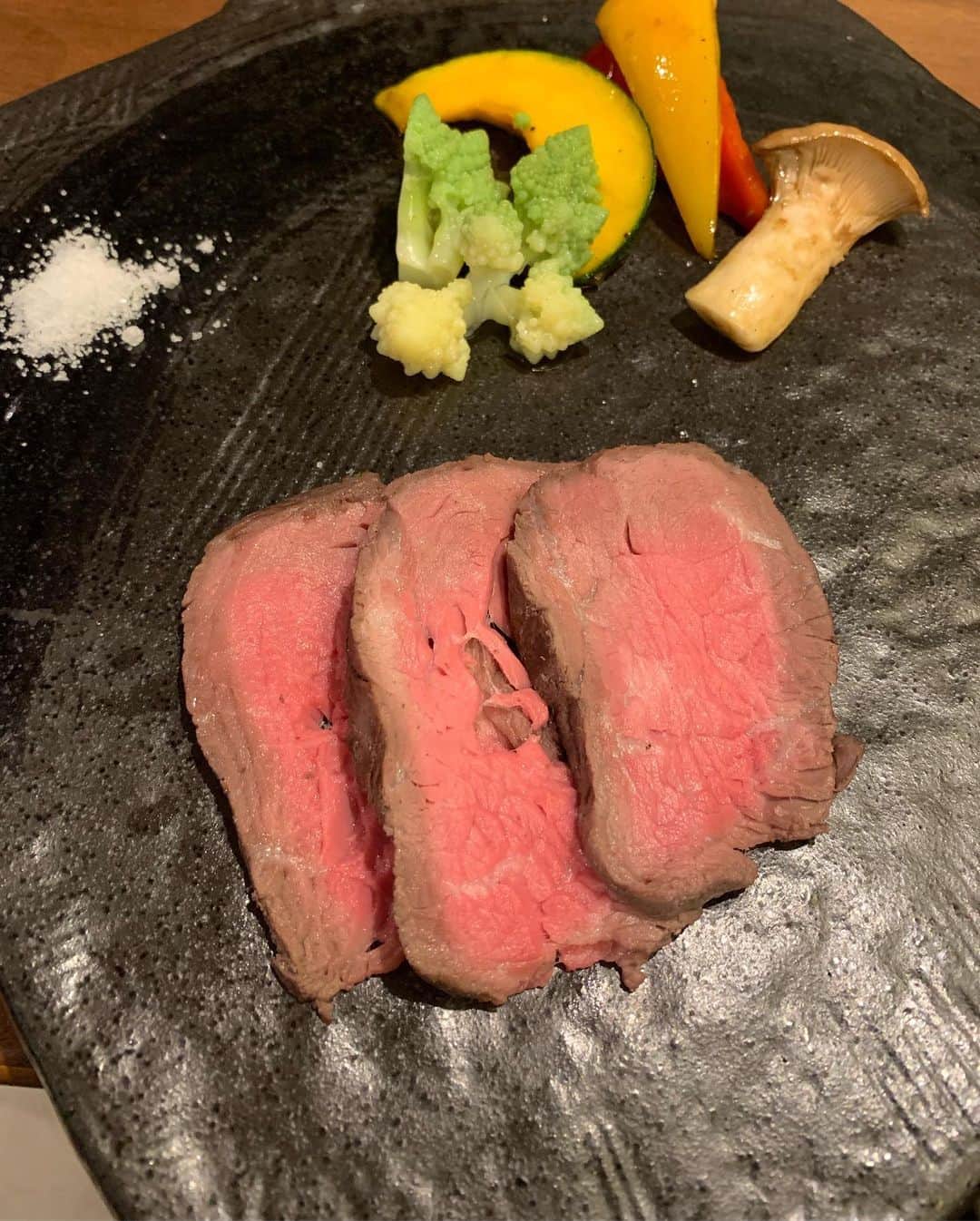 杉山佳那恵さんのインスタグラム写真 - (杉山佳那恵Instagram)「昨日は @saki_411  @riri.ribon とごはーーーん😋💕🥂  @dinigbar.erdeで シェフのスペシャルコースを いただきましたー💗 めちゃくちゃ美味しいし イタリアン大好きっ😍 特にパスタがクリーミーで最高！ チーズかけ放題とか嬉しすぎ🧀  めっちゃ語って楽しいごはん会だった💕 話すこと多すぎて忙しかったね！笑  昨日は久しぶり朝まで遊んでもぉた🤪  #イタリアンエルデ#新宿イタリアン#新宿カフェ#新宿ディナー#オムスパ#シェフ指名制#モンテネグロワイン#お忍びデート#高級イタリアン#西新宿#PR#トリドリベース」10月31日 19時54分 - kanaxxy_0421