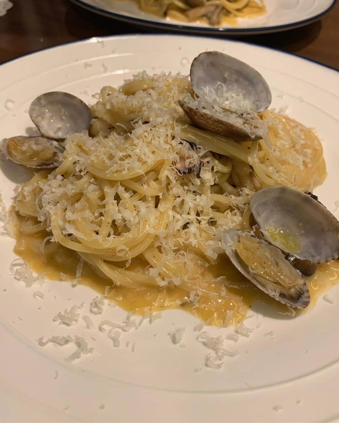 杉山佳那恵さんのインスタグラム写真 - (杉山佳那恵Instagram)「昨日は @saki_411  @riri.ribon とごはーーーん😋💕🥂  @dinigbar.erdeで シェフのスペシャルコースを いただきましたー💗 めちゃくちゃ美味しいし イタリアン大好きっ😍 特にパスタがクリーミーで最高！ チーズかけ放題とか嬉しすぎ🧀  めっちゃ語って楽しいごはん会だった💕 話すこと多すぎて忙しかったね！笑  昨日は久しぶり朝まで遊んでもぉた🤪  #イタリアンエルデ#新宿イタリアン#新宿カフェ#新宿ディナー#オムスパ#シェフ指名制#モンテネグロワイン#お忍びデート#高級イタリアン#西新宿#PR#トリドリベース」10月31日 19時54分 - kanaxxy_0421