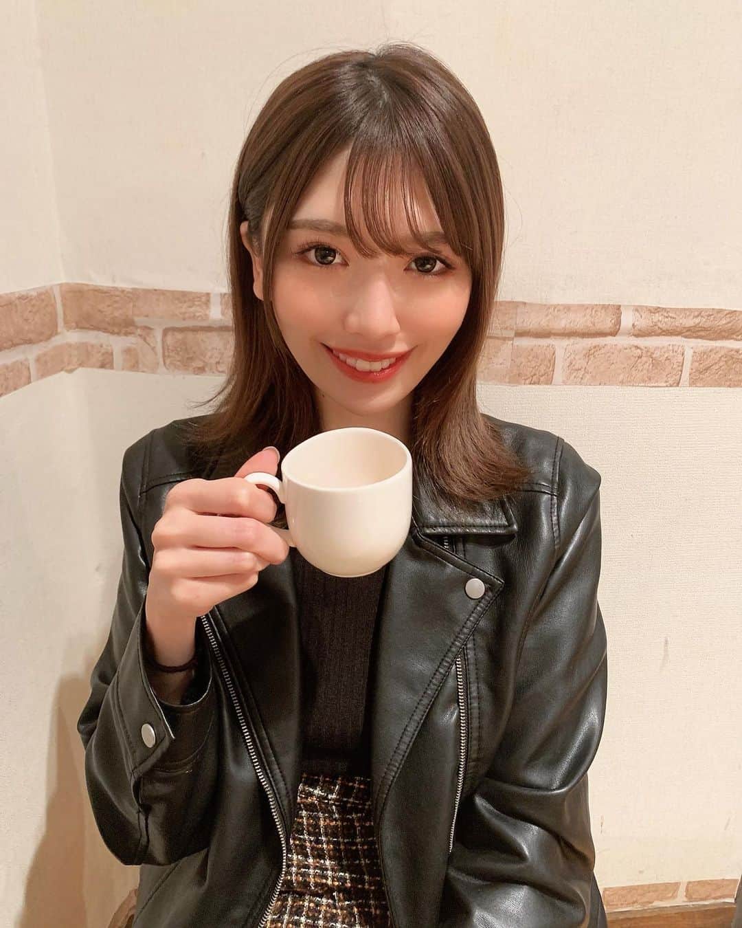 SHINTANITOUKOのインスタグラム：「今日は大好きな大学の友達と 表参道でカフェった☕♡ 元気もらえたぁあ！！！ HAPPY HALLOWEEN🎃🦇🕸 みんな家でハロウィン楽しもーね！  #ハロウィン #happyhalloween #表参道カフェ #表参道 #友達 #大学 #お洒落 #元気が出る #ありがとう #らぶ #秋 #秋コーデ #コップの中身 #もうない #そうゆうとこ #レースクイーン」