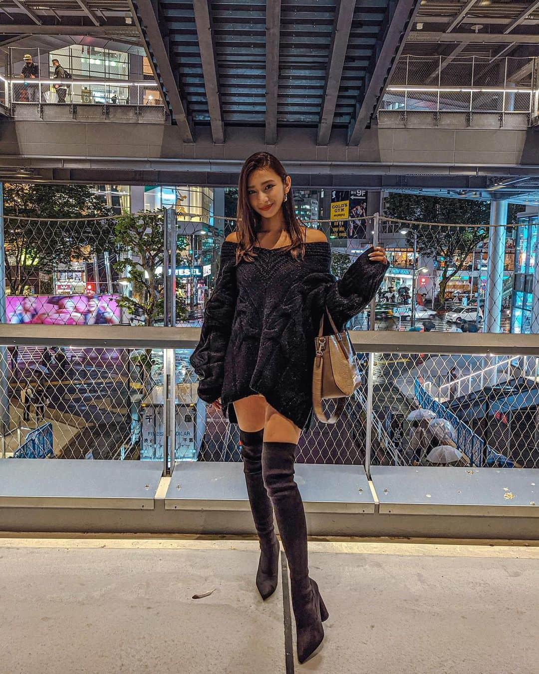 新井ニーニャさんのインスタグラム写真 - (新井ニーニャInstagram)「🖤﻿ ﻿ ﻿ ちょっと前のOOTD🌙﻿ ﻿ 海外インフルエンサーみたいに﻿ ニーハイとニットのコーデをしたかったけど﻿ ギャルになる、、、😂﻿ ﻿ なんで？メイクもギャルじゃないのになんで？﻿ 黒髪なのに、なんで？🥺﻿ ﻿ ﻿ この日は新しい渋谷宮下パークを﻿ ウロウロしていたら﻿ 凄く綺麗な夜景があったので﻿ Google pixel 4aで撮ったの📸﻿ 夜景モードが凄い！画質が凄い！﻿ iPhoneより断然綺麗で驚いてる🖤﻿ ﻿ ﻿ #code #fashion #gal #shibuya﻿ #ギャル #渋谷 #夜景 #コーデ #ブラックコーデ﻿ #Googlepixel4a #Googlepixelのある生活 #pixelで撮影 #googleのスマホ」10月31日 19時55分 - 22nina77