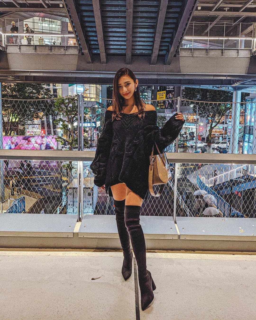 新井ニーニャのインスタグラム：「🖤﻿ ﻿ ﻿ ちょっと前のOOTD🌙﻿ ﻿ 海外インフルエンサーみたいに﻿ ニーハイとニットのコーデをしたかったけど﻿ ギャルになる、、、😂﻿ ﻿ なんで？メイクもギャルじゃないのになんで？﻿ 黒髪なのに、なんで？🥺﻿ ﻿ ﻿ この日は新しい渋谷宮下パークを﻿ ウロウロしていたら﻿ 凄く綺麗な夜景があったので﻿ Google pixel 4aで撮ったの📸﻿ 夜景モードが凄い！画質が凄い！﻿ iPhoneより断然綺麗で驚いてる🖤﻿ ﻿ ﻿ #code #fashion #gal #shibuya﻿ #ギャル #渋谷 #夜景 #コーデ #ブラックコーデ﻿ #Googlepixel4a #Googlepixelのある生活 #pixelで撮影 #googleのスマホ」