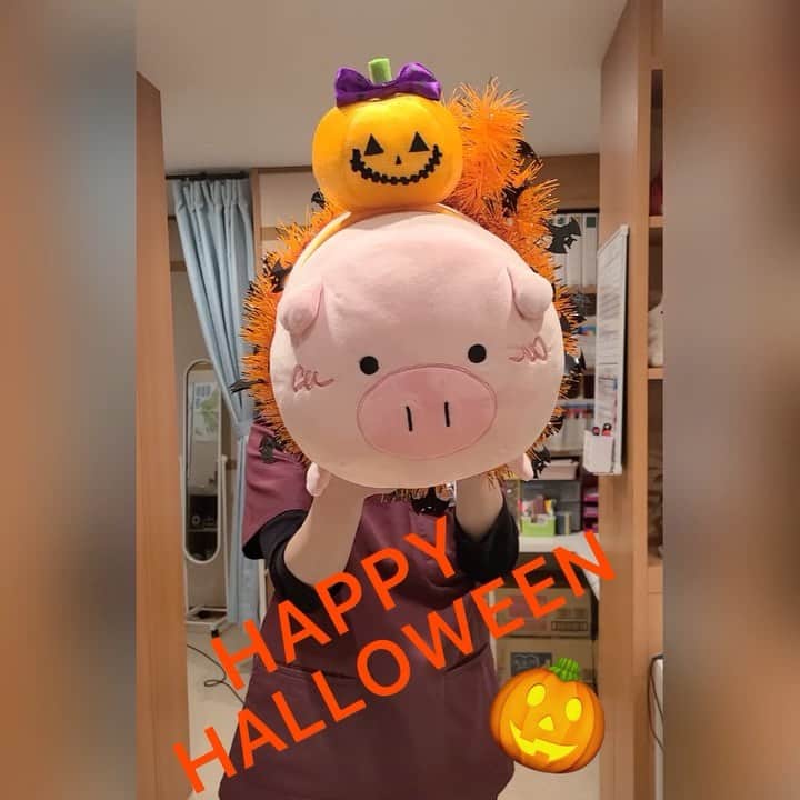 日曜劇場『危険なビーナス』【公式】のインスタグラム：「現場レポート　その34🐖🐖🐖 . . HAPPY HALLOWEEN🎃✨ 4️⃣話の放送ついに明日‼️ . . 元美さんと一緒に動画も撮ってもらっちゃいました🥰 . 私の後ろからPeek-a-boo🐽💕 . 今日はブルームーンだそうですよ🌕 素敵な月夜... . さあ、明日15時からは「まだ間に合う‼️ダイジェストSP」👀 3話までの内容を一気に復習🐷 (一部地域を除きますが、TVerでも配信します‼️) . そして、よる9時から4️⃣話の放送です🤩‼️ . . ブルーナスの初仕事は明日にもお披露目予定なのでこちらもお楽しみに🐖💙 . . #日曜劇場 #危険なビーナス #東野圭吾 #ブーナス #ブルーナス #ブーナスの現場レポート #妻夫木聡 #吉高由里子 #ディーンフジオカ #染谷将太 #中村アン #堀田真由 #結木滉星 #福田麻貴 #3時のヒロイン #R指定 #CreepyNuts #麻生祐未 #坂井真紀 #安蘭けい #田口浩正 #池内万作 #栗田芳宏 #栗原英雄 #斉藤由貴 #戸田恵子 #小日向文世」