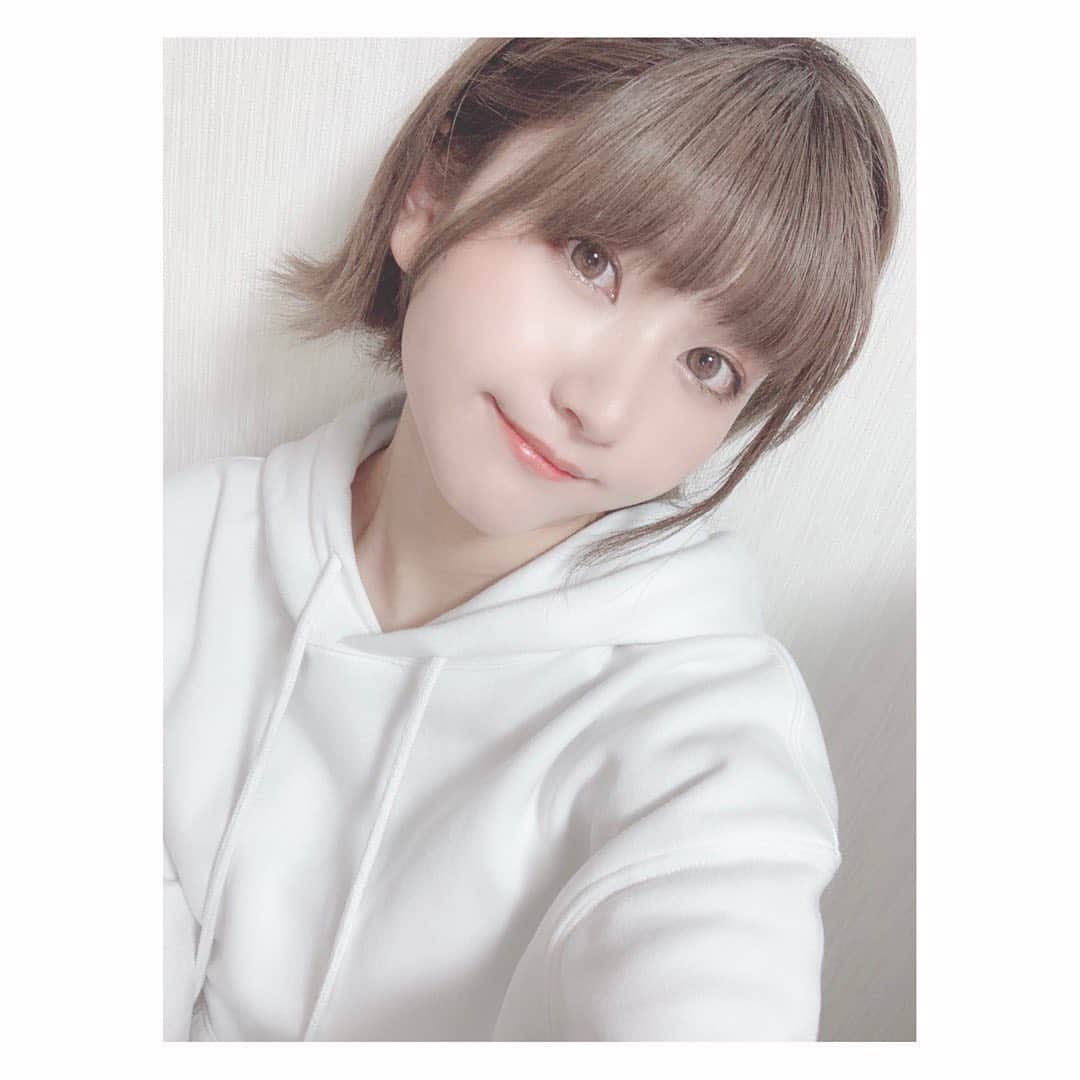 のインスタグラム：「🤍 . . 気づけばパーカーばっかり☝🏻 . #パーカー #パーカー女子 #編み込みアレンジ #外ハネボブ #マロンベージュ #アッシュ #ボブ #selfie #fashion #ootd #followｍe #follow #instalike #instagood」