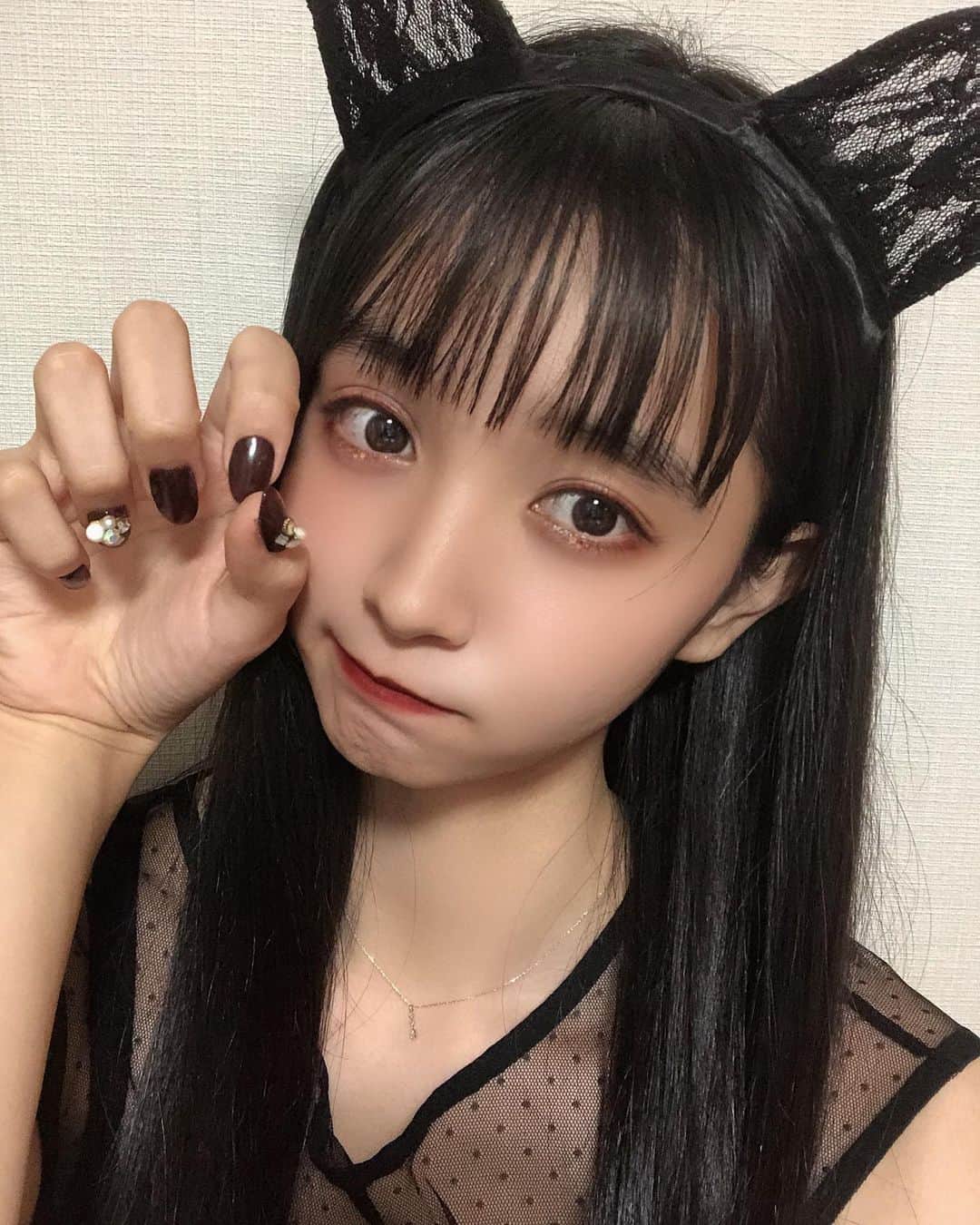 窪田彩乃のインスタグラム：「はっぴーはろうぃん🎃 お菓子をくれないとイタズラしちゃうぞ😈💋  #はろうぃんコスプレ #はろうぃん🎃 #すていほーむ #おうちハロウィン #halloween」