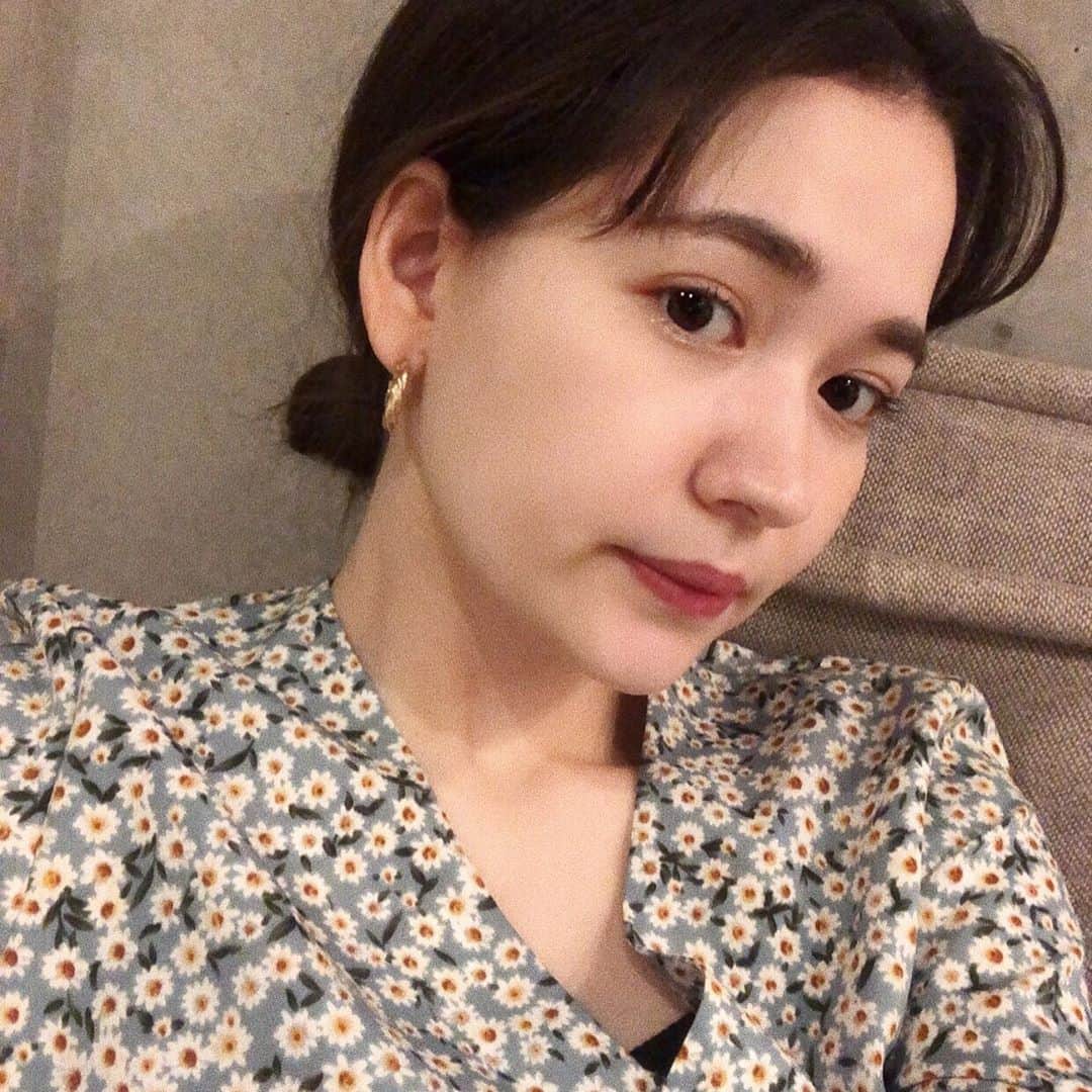 加藤愛里クリスティーナのインスタグラム：「まつげ美容液デビュー☺︎ ビューラーでまつげボロボロだったからパーフェクトアイラッシュエッセンスでケアしてます ヒト由来幹細胞培養液を贅沢配合してるらしく、まつ毛だけじゃなくて目元にも使えるの 保湿力もあって、乾燥する季節なったから最近はトータルスキンケア終わった後に使用してまっす。 将来のシミ予防とまつ毛労わるの頑張る。笑 #パーフェクトアイラッシュエッセンス #わかさ生活 #まつげ美容液 #pr」