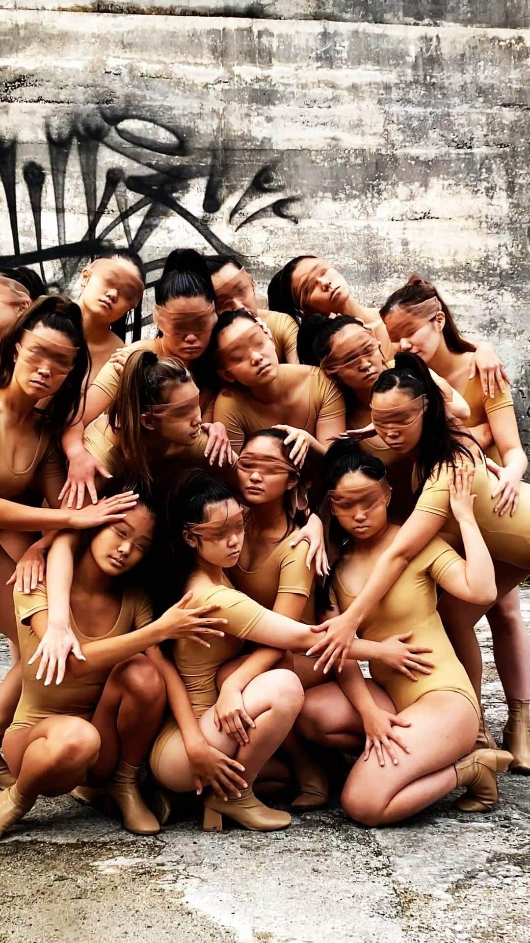のインスタグラム：「楽しい時も、嬉しい時も、悲しい時も、苦しい時も、孤独な時も、どんな瞬間でも全部全部自分を信じてあげて欲しい。  この映像を見てどの様な意味が込められているか、是非解いてみて下さい。  あなたがこの映像を見て何を感じたか是非感想をコメントで聞かせて下さいね❤️  ♪MUSIC♪ #judas @ladygaga   directed by @avecoo   Dancer @_noande_  @hinatange  @_noguchiho___  @rin.rin329  @ayana__glossy__official  @akane._.o  @ruka.hakunamatata  @tanieri25  @kaorim0707  @xialiaoi__moana_  @juri407  @gakuto_maruyama  @yukinko_1220  @irohaloha___  @matsurina13   Cast @shiho_022   Staff @mayumiuuu  @momo.tora.cat  @jun___chan   #ladygaga #choreographer #dance #jazzfunk #avecoo #happyhalloween #tokyo #japan #🇯🇵」