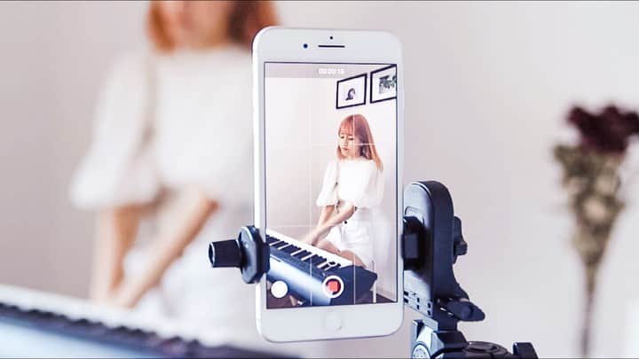 浅場佳苗のインスタグラム：「🎼🎼🎼 年始あたりにゆるりと新しいコンテンツとして、YouTubeからvlog形式の動画をスタートしたいと思っています！  実は夏頃から準備をしていて、動画も撮ったり編集したりしていたので、オープニング用の動画や最初の方の動画にはフェンディもでてきます🐶✨  内容は、わたしのミュージシャンとしての日常や愛犬との時間、そして最近取り入れ始めた菜食中心の食生活のライフスタイルなどについて！ 動画を通して、小さな発見みたいなものを楽しんでもらえたらいいな〜という感じのテーマで制作していきます。🌱  YouTubeチャンネルにはプロフィールのURLから飛べるので、ぜひチャンネル登録いただきつつ、動画がスタートした際にはゆるりとお付き合いいただけたら嬉しいです。☺︎ ・ #tokyo #japan #フレキシタリアン #ベジタリアン #ゆるヴィーガン #動物愛護 #サスティナブル #エコ #地球にやさしいミュージシャン #愛犬家 #dancemusic #edm #弾き語り女子 #dtm女子 #singer #songwriter #シンガーソングライター #beatmania #iidx #17live #LoL #tiktok #浅場佳苗 #kanaeasaba」