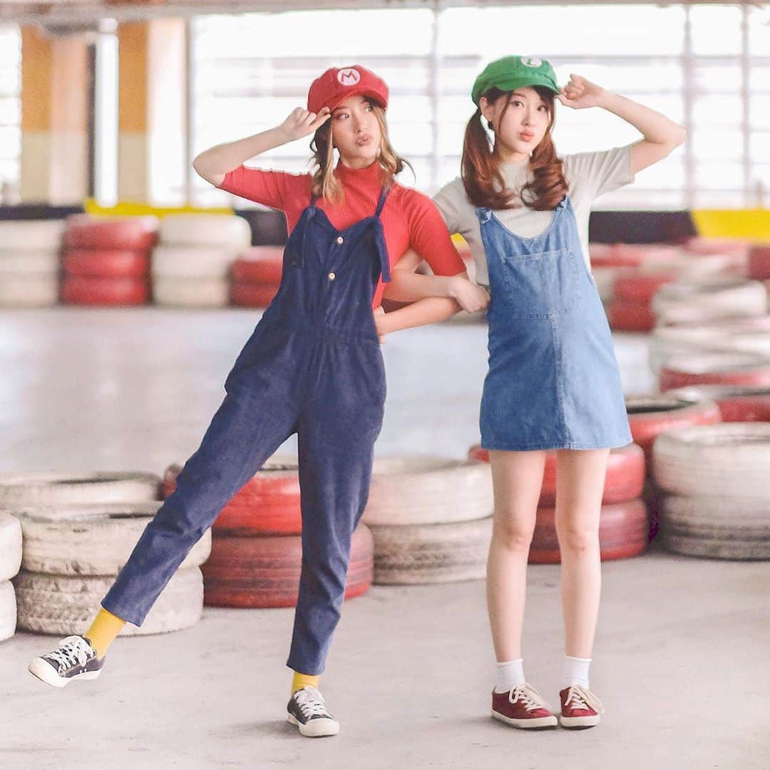 ジェシカ・ヤマダのインスタグラム：「Mario Sis instead of Mario Bros 🧢❤️💚⁣ Didn’t get to take any Halloween pic this year, so I’m just gonna repost this one from 2018 where @elleyamada was skinny Mario and I was preggo Luigi 🤪🏁⭐️🍄⁣ ⁣ #elleandjess #mario #luigi #happyhalloween⁣ #jesswears #jess🥚 #twinpregnancy #week22」