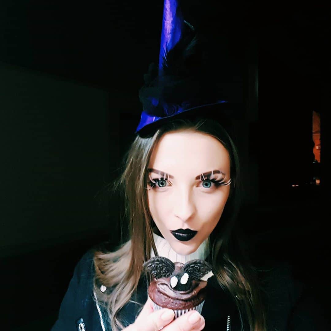メリティナ・スタニウタさんのインスタグラム写真 - (メリティナ・スタニウタInstagram)「Trick or treat 🎃  ⠀ #halloween #witch」10月31日 20時06分 - melitinastaniouta