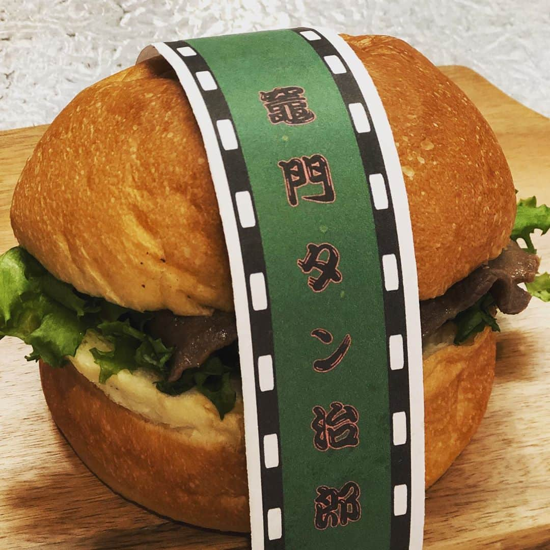 藤井日菜子のインスタグラム：「ブーランジェヤマダの1日だけの 牛タンを使ったバーガー🍔 とっっても美味しかったです😋 #元気1番  さんとのコラボ #ビエラタウン  #鬼滅の刃  #かまどたんじろう  #ブーランジェヤマダ #竈門タン治郎 #ハロウィン限定メニュー」