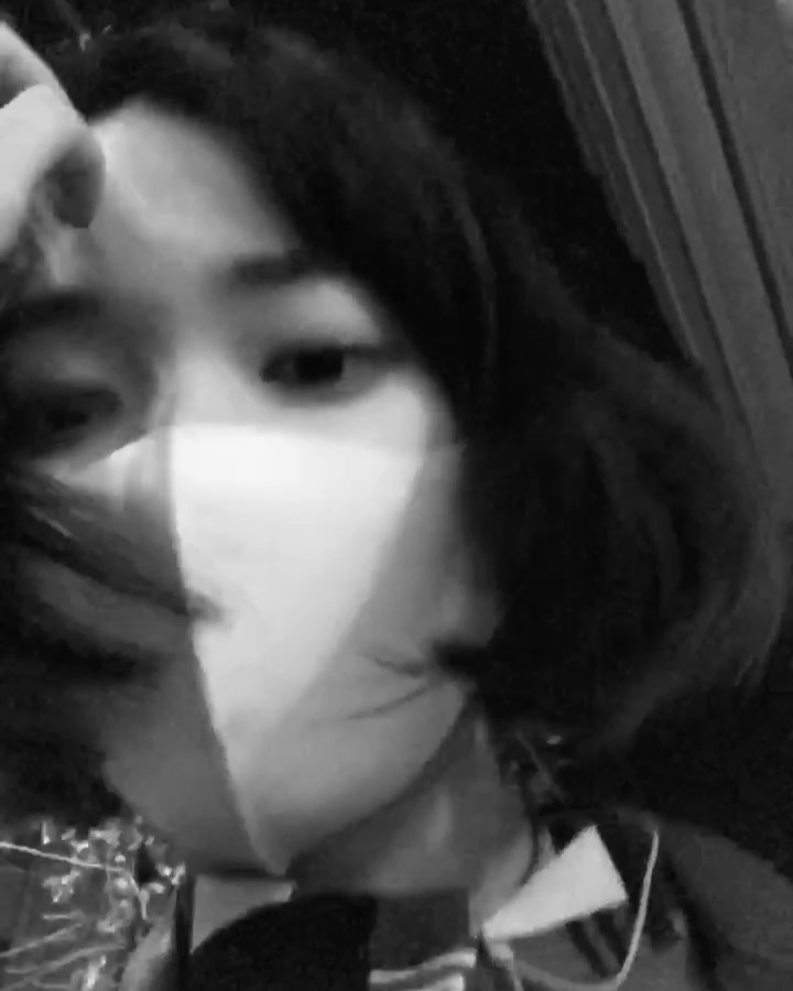 のインスタグラム：「もう、冬❄️ 脳をフル稼働。の合間のお散歩。 夏用のマスクだと、ほっぺたが紅くなる季節。 空気もピリついている。 「曇りぞらの温度」と相性の良い季節だ。 配信スタートまで、あと6日🕯 #冬  #曇りぞらの温度」