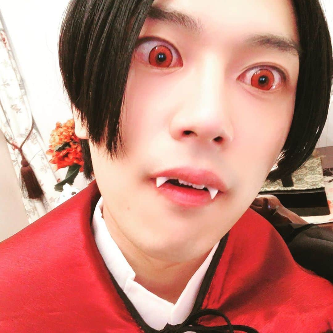 芹沢尚哉さんのインスタグラム写真 - (芹沢尚哉Instagram)「🎃ハッピーハロウィン🎃  『お菓子くれないと、血を吸っちゃうぞ』（笑）  10月も終わりか〜💦早いなぁ(＞＜)  #ハロウィン #ドラキュラ #コスプレ」10月31日 20時14分 - naoya_serizawa