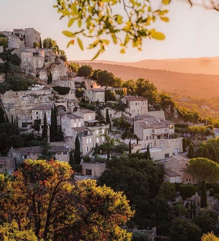 Melvita Officialのインスタグラム：「Une brise de vent douce, un peu fraîche, un rayon de soleil aux couleurs automnales et une magnifique vue, tout ce dont on a besoin pour se ressourcer par les temps qui courent…🍂  Commentez un 💛 si vous avez deviné de quel joli village il s’agit !  Merci à @lezbroz pour ce beau cliché  #melvita #cosmétique #bio #engagé #village #petitvillagedefrance #villagefrançais #ardèche #paysage #automne #madeinardeche #madeinfrance #relax  #made_in_ardeche」