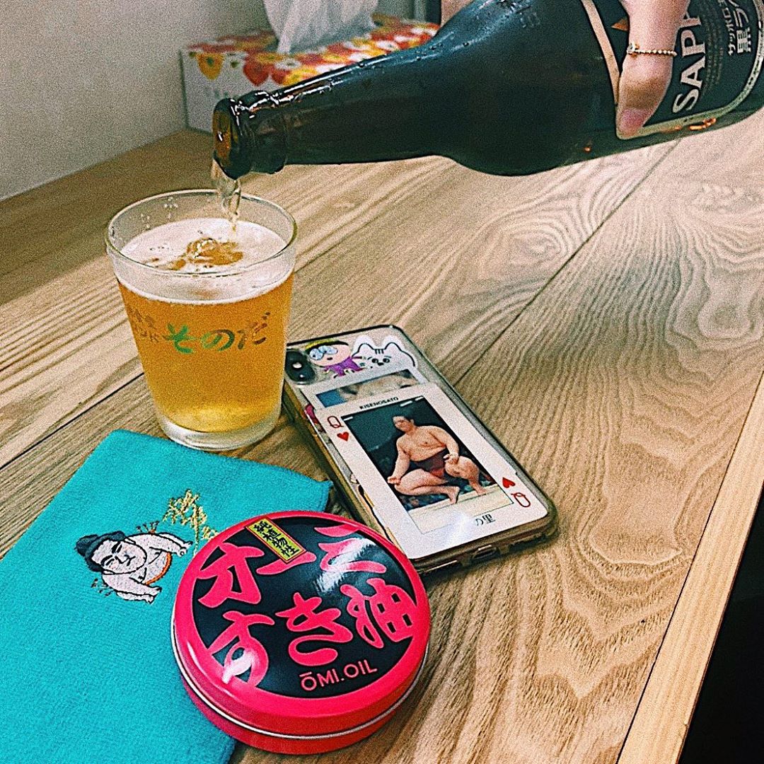 井上志帆子さんのインスタグラム写真 - (井上志帆子Instagram)「九州場所に乾杯🍻 鬢付の香りを嗅ぎながら、気持ちは朝稽古。 #九州場所#両国 で開催。開催されるだけでありがたい、しかし力士が来ない博多の秋は寂しい #大相撲#sumo#すもう#九州場所2020」10月31日 20時10分 - shiriko0316