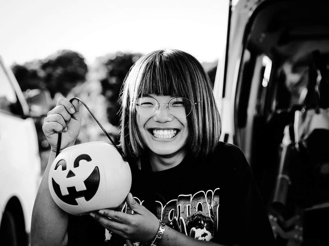 永瀬正敏さんのインスタグラム写真 - (永瀬正敏Instagram)「﻿ ﻿ 《"Smile” from Japan》﻿ ﻿ Photographed by M.Nagase﻿ ﻿ ﻿ Happy Halloween！！﻿ Trick or Treat！現場もちょっこしハロウィン仕様🎃﻿ ﻿ ﻿ #Smile #シリーズ #japan #日本﻿ #今回の現場見習い？ユイPちゃん﻿ #これからもずっと映画を続けてね﻿ #クルーの為にいつも有難う制作部の皆さん﻿ #今日写真 #staysafe #笑顔 #届きますように ﻿ #永瀬正敏 #masatoshinagase﻿ #masatoshi_nagase_photography﻿ ﻿ #happyhalloween」10月31日 20時15分 - masatoshi_nagase_official