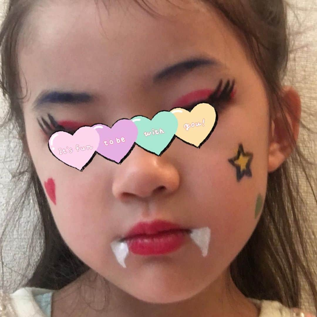 六車奈々さんのインスタグラム写真 - (六車奈々Instagram)「ハッピーハロウィン！  せりにお願いされて、 子供用のフェイスペイントで、 ドラキュラメイク。  ゴキゲンでおでかけしてきましたー^_^  #家族でお出かけ #ハロウィン #ドラキュラメイク」10月31日 20時17分 - nanarokusha