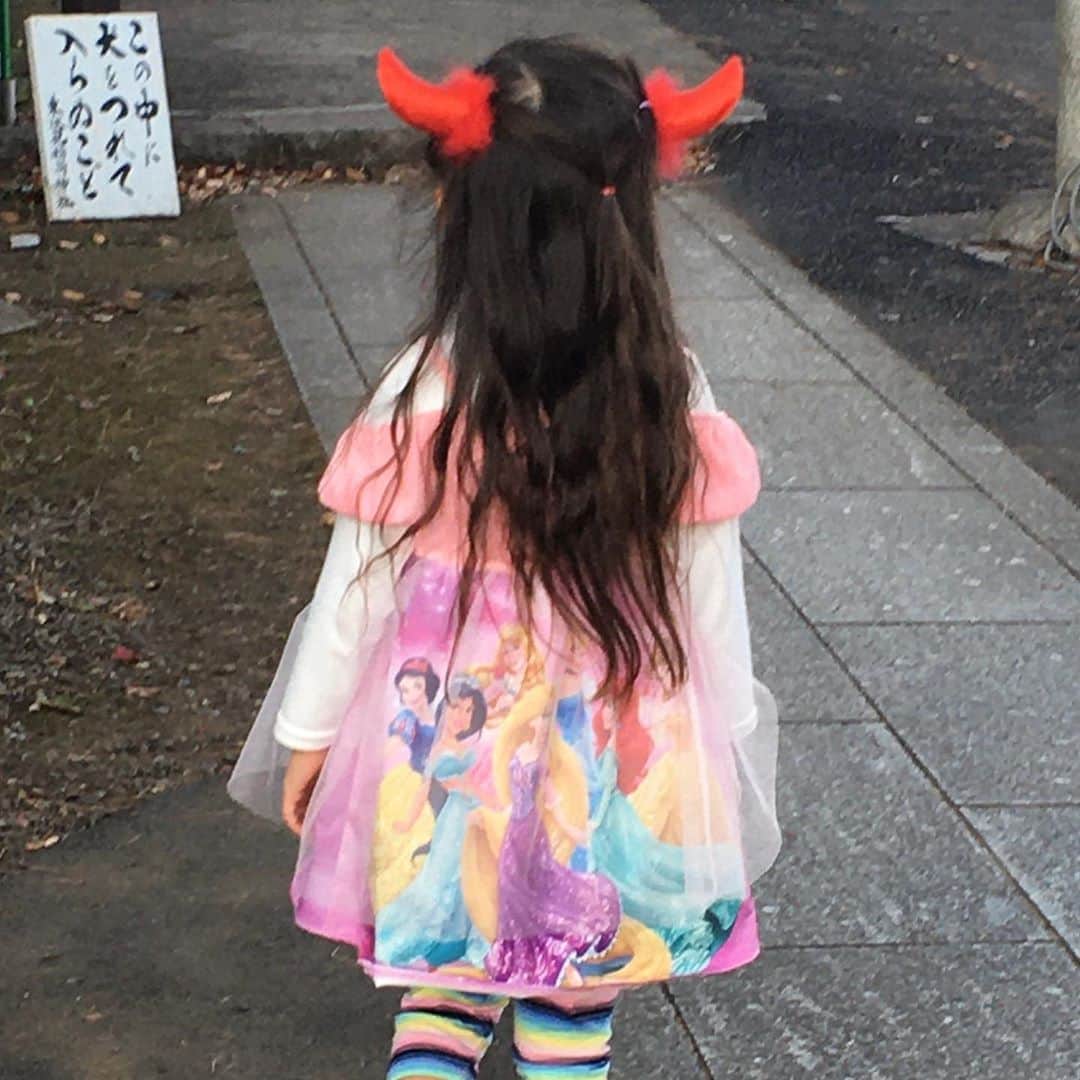 六車奈々さんのインスタグラム写真 - (六車奈々Instagram)「ハッピーハロウィン！  せりにお願いされて、 子供用のフェイスペイントで、 ドラキュラメイク。  ゴキゲンでおでかけしてきましたー^_^  #家族でお出かけ #ハロウィン #ドラキュラメイク」10月31日 20時17分 - nanarokusha