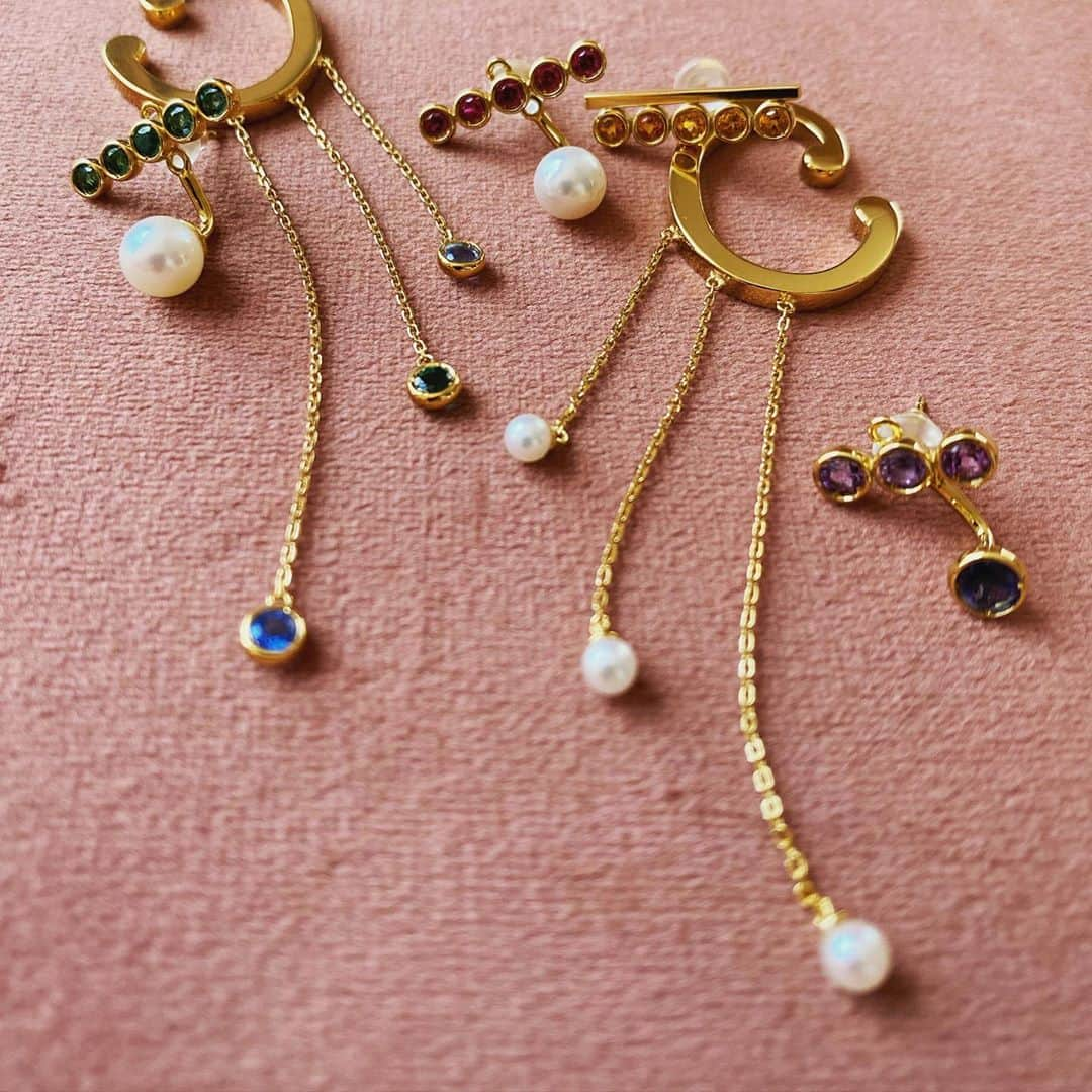 辻直子さんのインスタグラム写真 - (辻直子Instagram)「@pastierra ➕tsujinaoko #earcuff#pierce#color#fullmoonnight🌕 #ピアスとイヤーカフ #片耳にレイヤードでも💛  ありがたいことに🙏🏻  @pastierra のwebサイトでは今完売しているものもあって、週明けには予約受付を開始できるようになりますので、もうしばらくお待ちください🙏🏻😊  @zozotown でもお取り扱いがありますが、かなり品薄になっていて売り切れ次第そちらも予約を受付する予定です✨  皆さんありがとうございます🌈🌈🌈」10月31日 20時18分 - naoko.ts