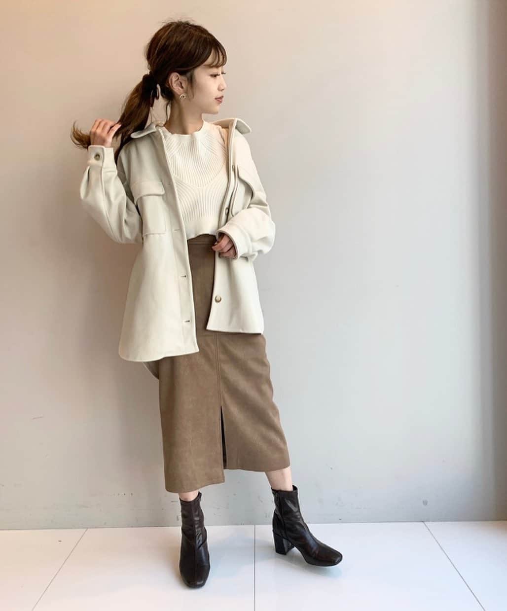 ozoc_officialのインスタグラム：「【recommend✨】 ﻿ ﻿ ……………………………………………………﻿ ﻿ 軽く羽織れてこの季節に便利なCPOジャケット﻿ ﻿ パウダータッチの柔らかく滑らかな風合いが着心地◎﻿ ゆったりしたサイズ感と、バランスのとりやすい丈感で、どんなボトムスとも合わせやすい﻿ ﻿ ✔︎ OZOC各店舗、WEB STOREにて販売中﻿ ﻿ ……………………………………………………﻿ ﻿ ﻿ ﻿ #OZOC #オゾック﻿ ﻿ #coordinate #ファッション#コーディネート #コーデ #大人カジュアル #カジュアルコーデ #大人かわいい #ootd #code #outfit #fashion #きょコ #リラックスコーデ #autumn #秋スタイル #秋コーデ #秋ファッション #シンプルコーデ #今日のコーデ #ワントーンコーデ　#CPO #cpoジャケット」